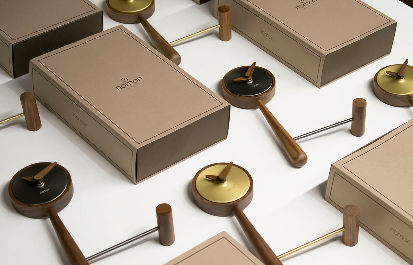 Tischuhr MINI PUNTERO aus Nussbaumholz mit graphitfarbener Oberfläche