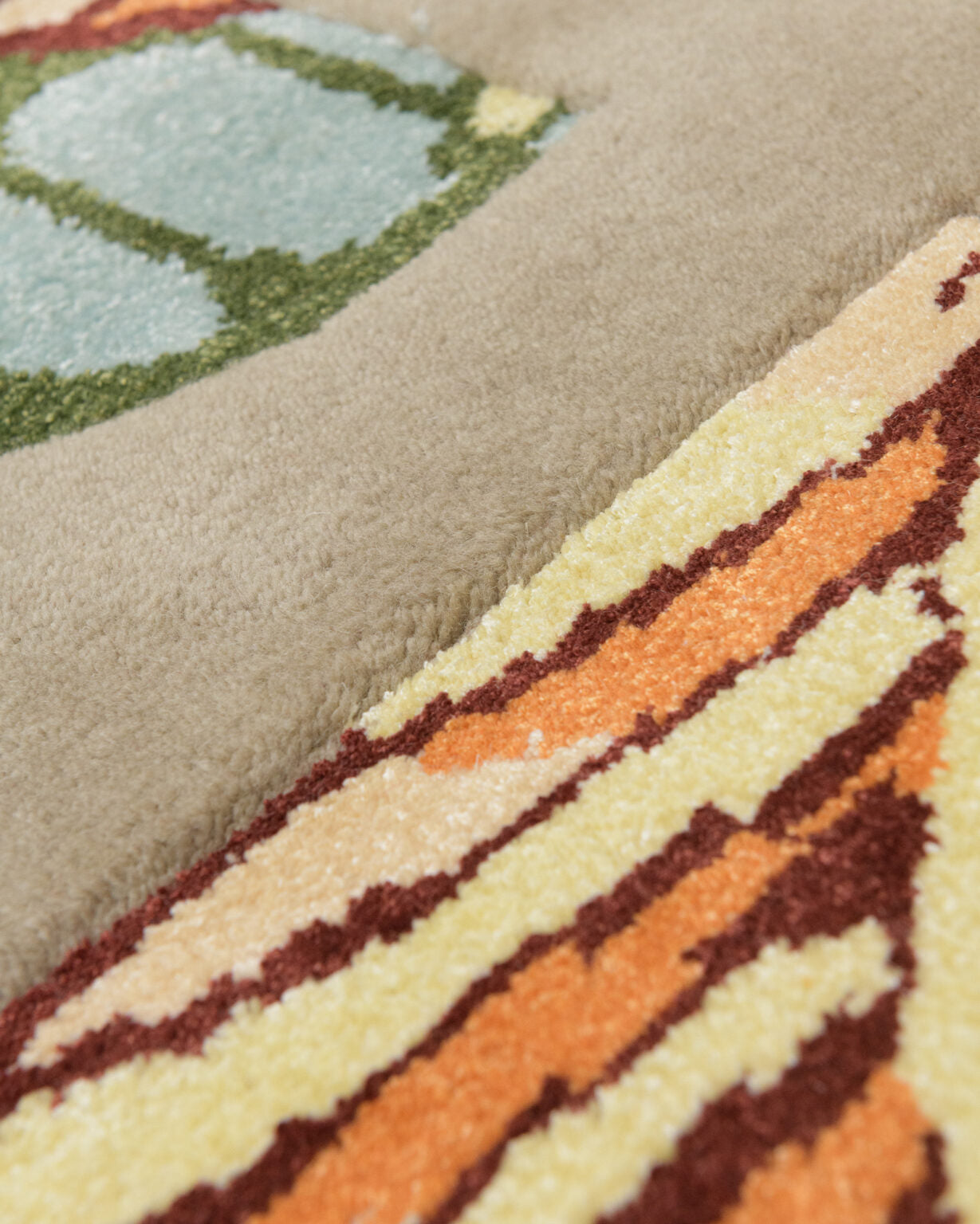 Asymmetrisch decoratief tapijt MOTH beige met geel