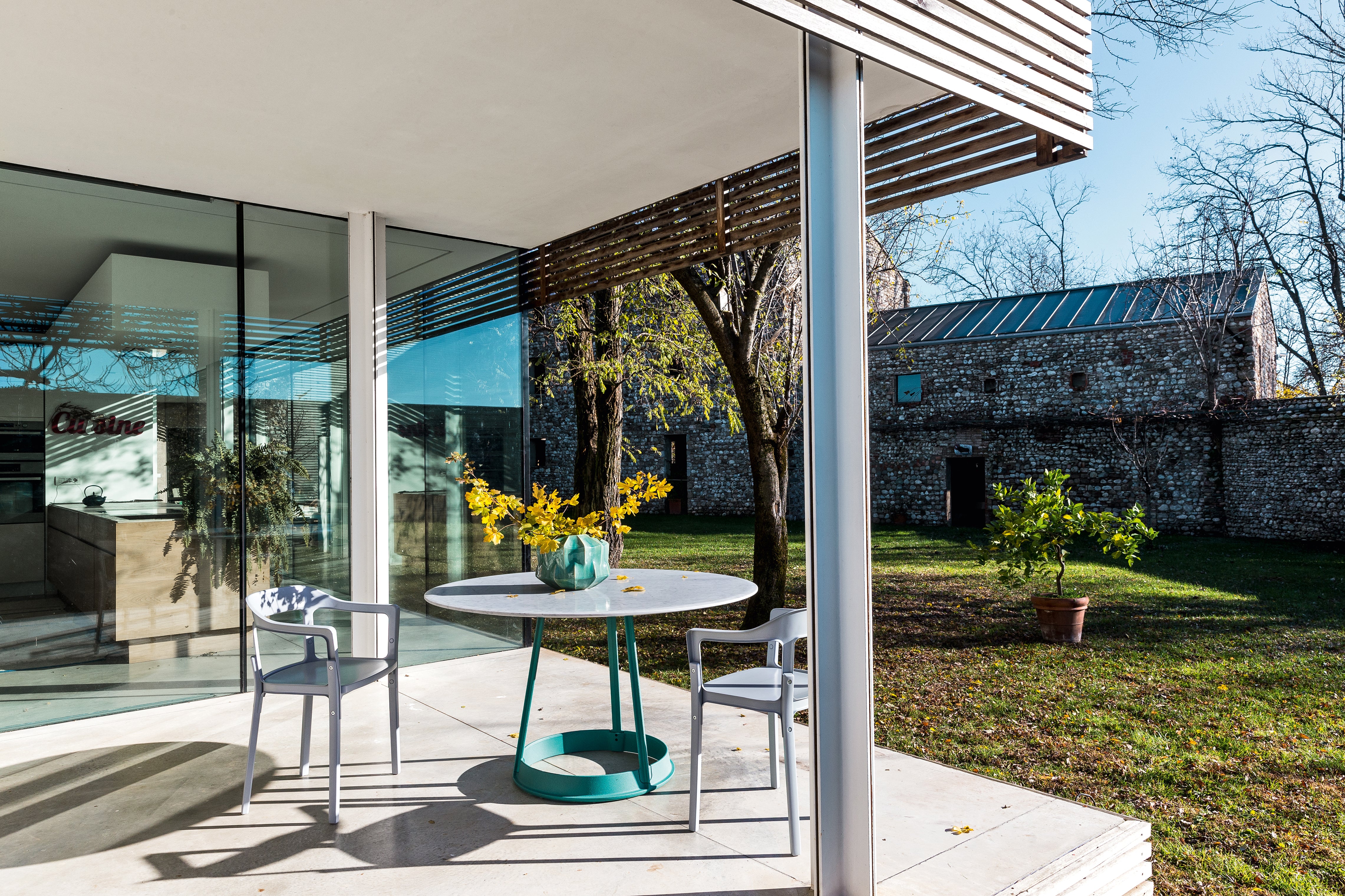 Ronde tafel BRUT wit marmer met zwarte basis