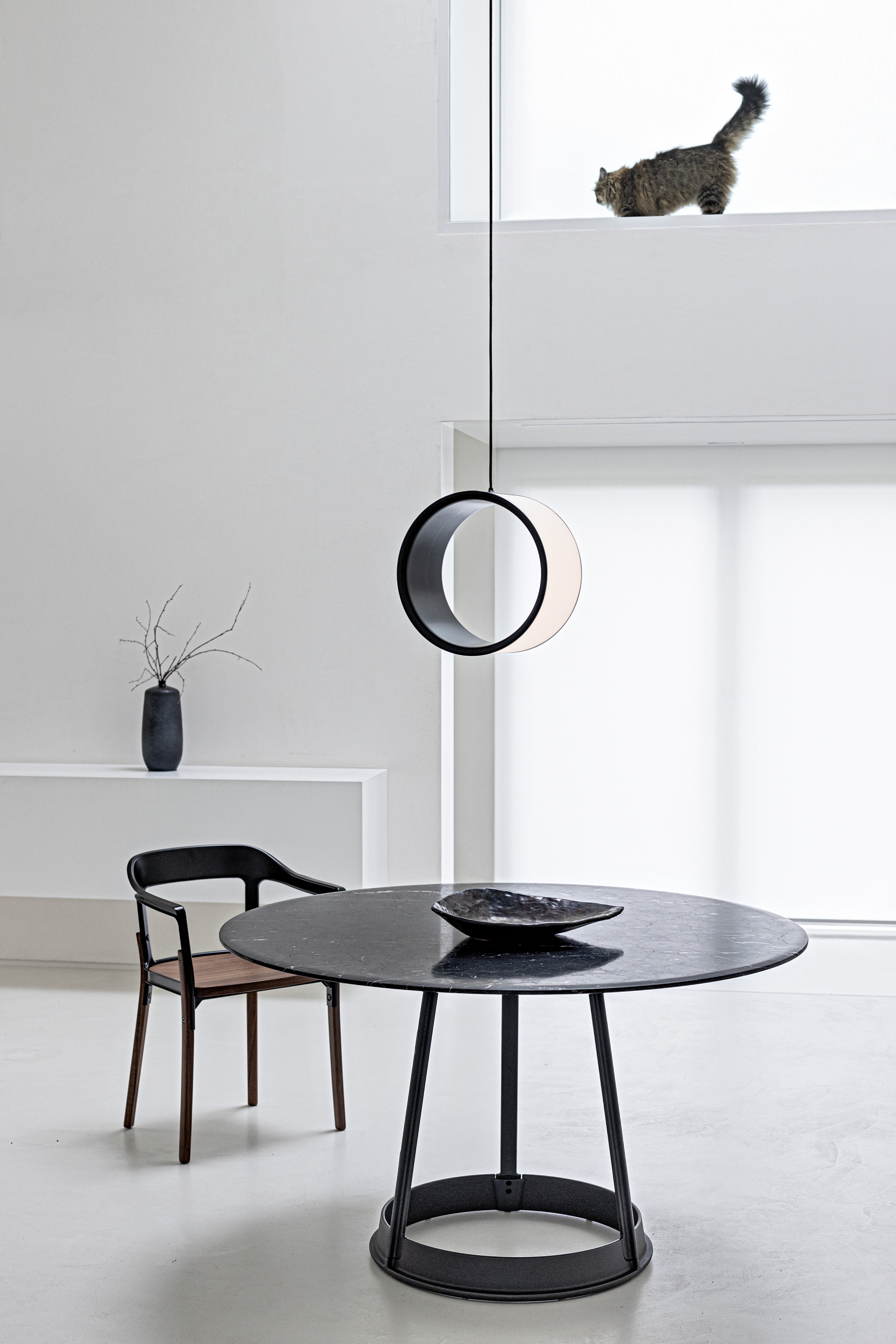 Ronde tafel BRUT wit marmer met zwarte basis