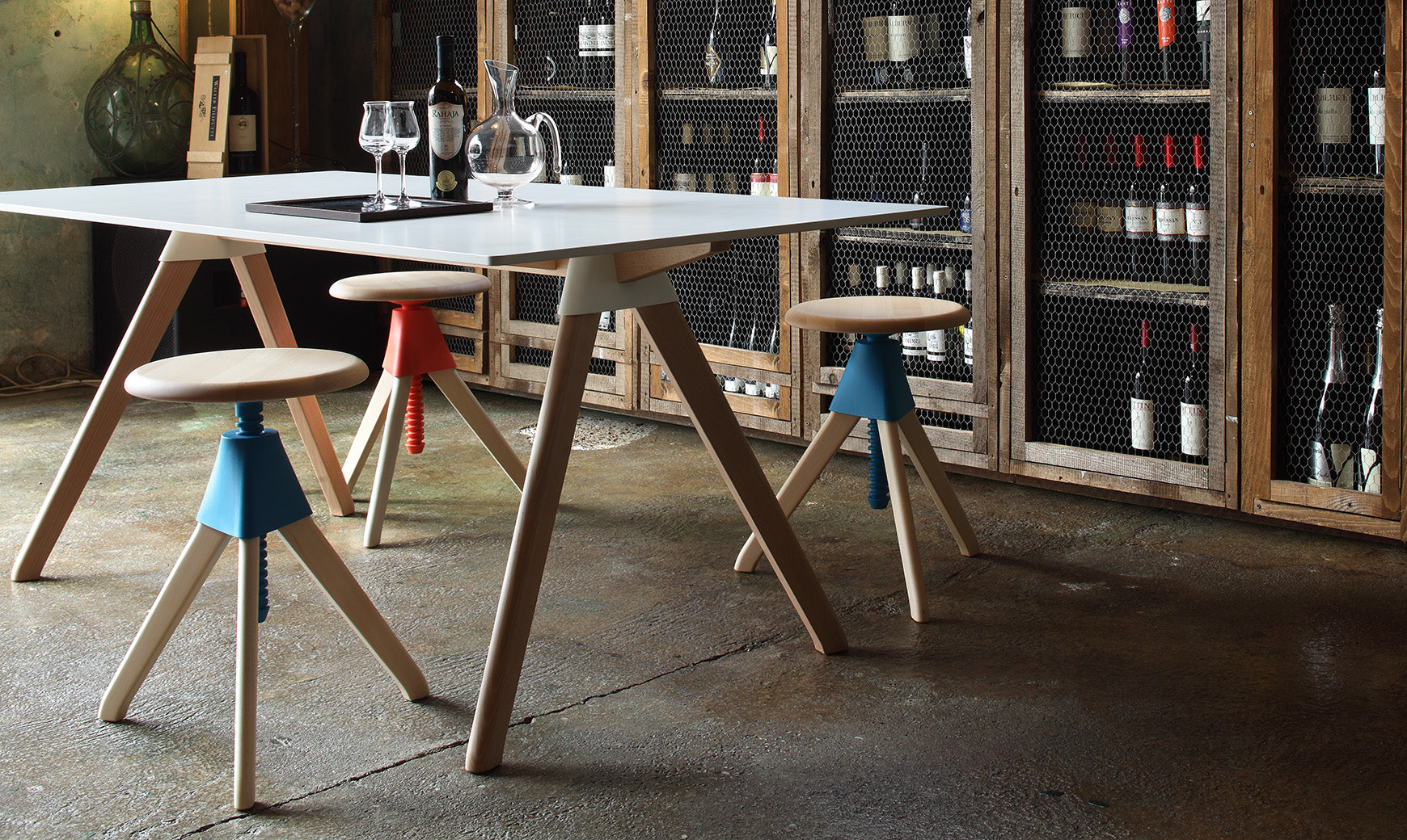 TOM & JERRY verstellbarer Hocker aus schwarzem Buchenholz