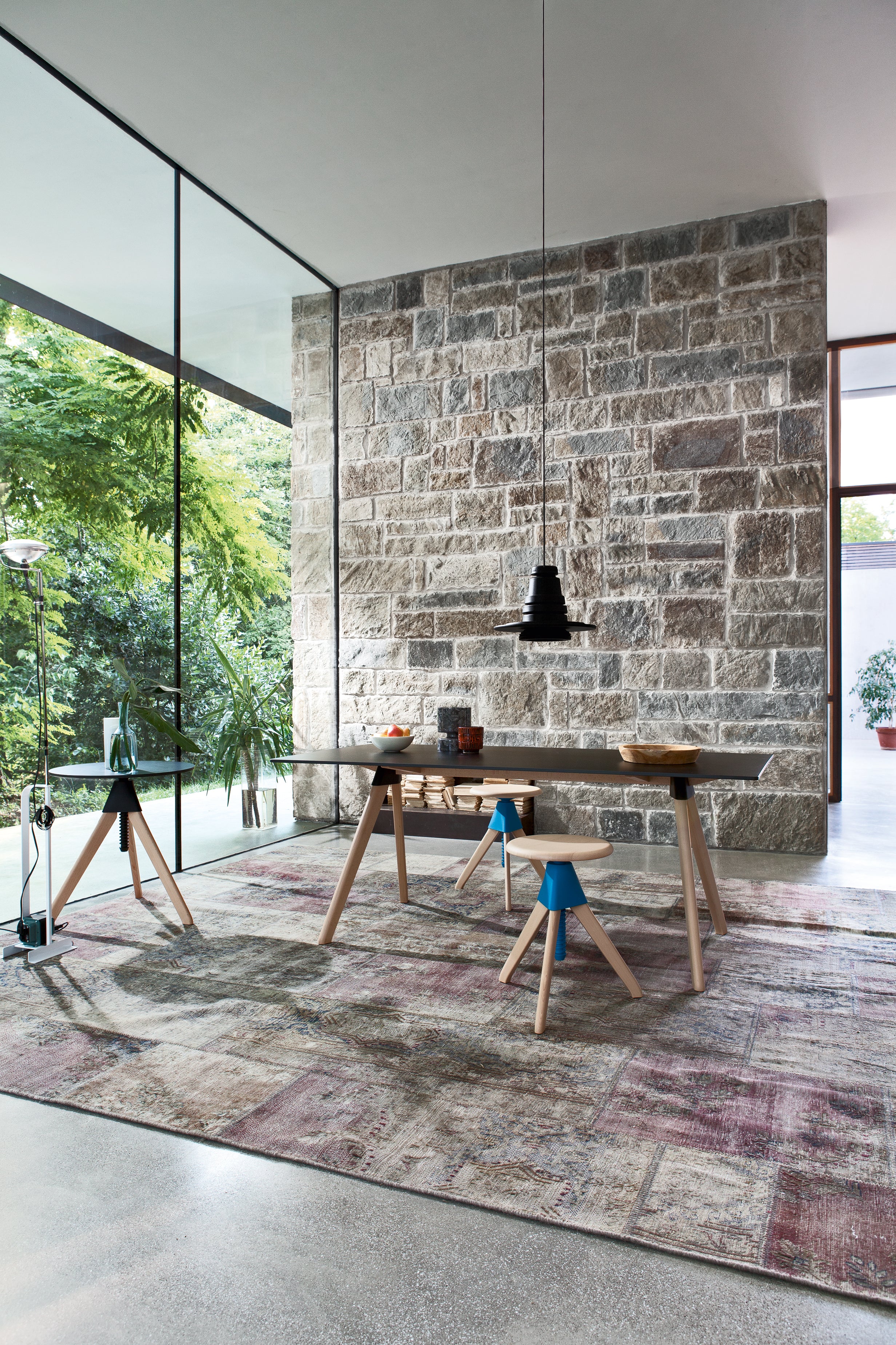 TOM & JERRY verstellbarer Hocker aus schwarzem Buchenholz