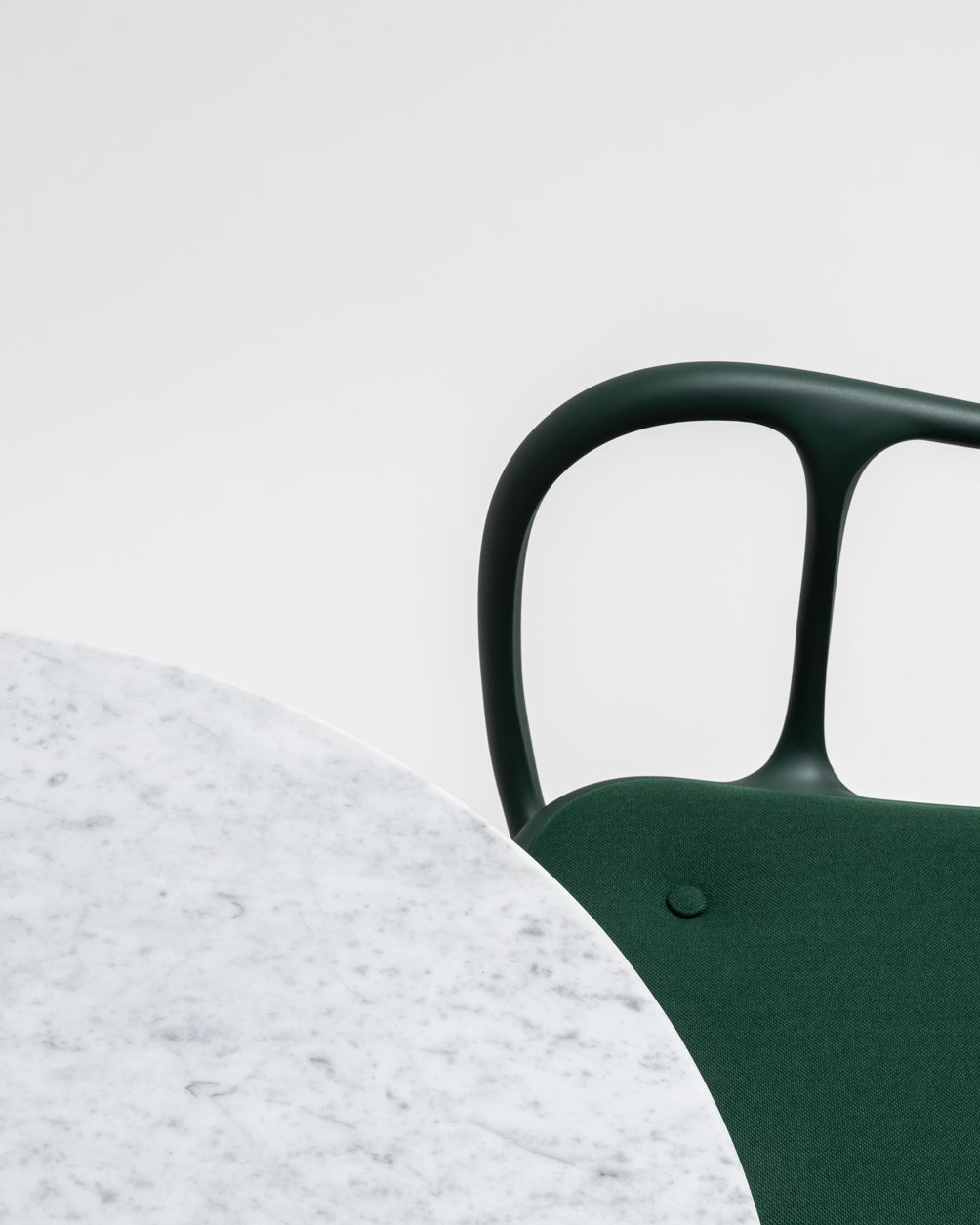 Ronde tafel MILA met zwarte stalen basis