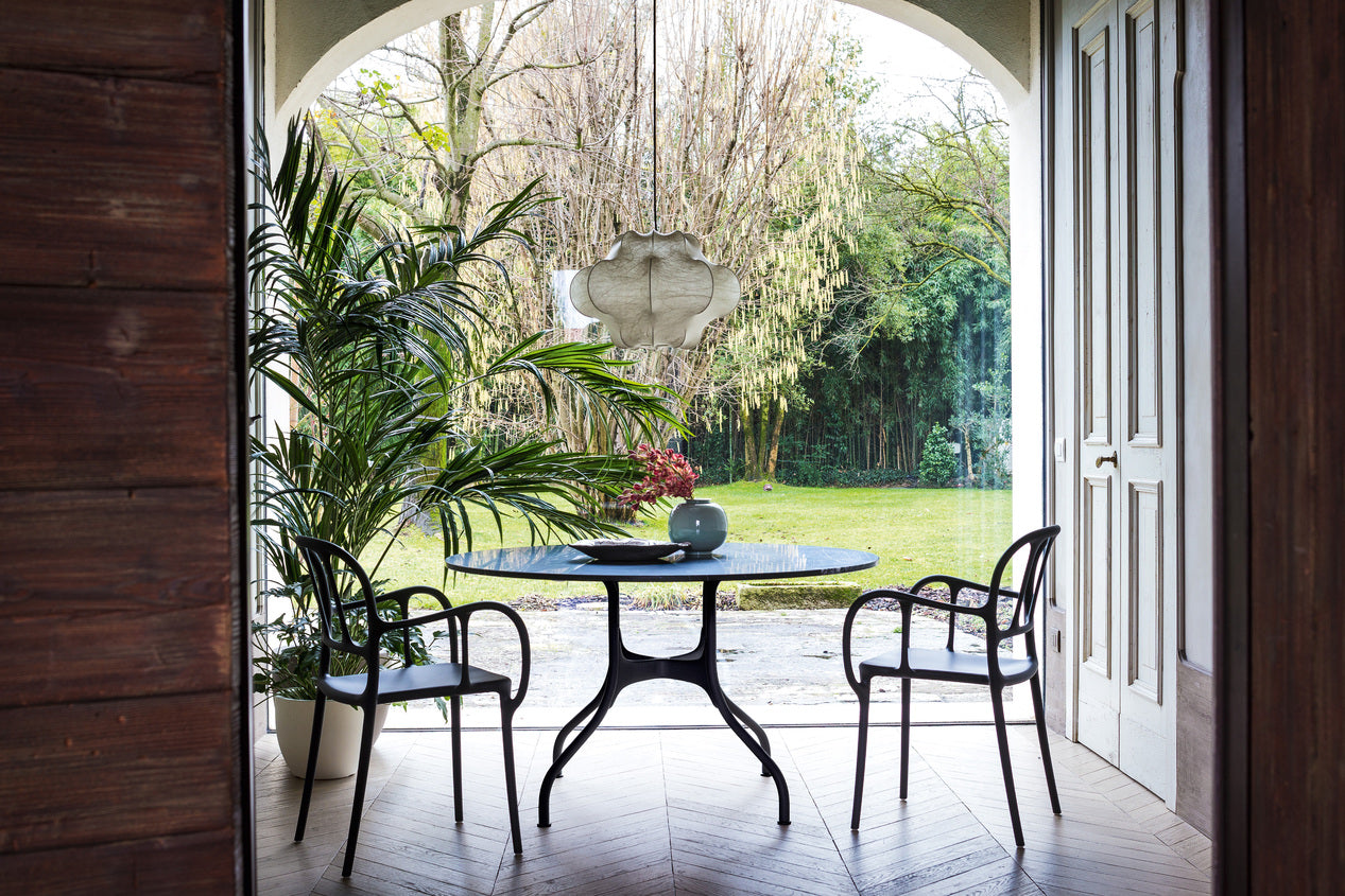 Ronde tafel MILA met zwarte stalen basis