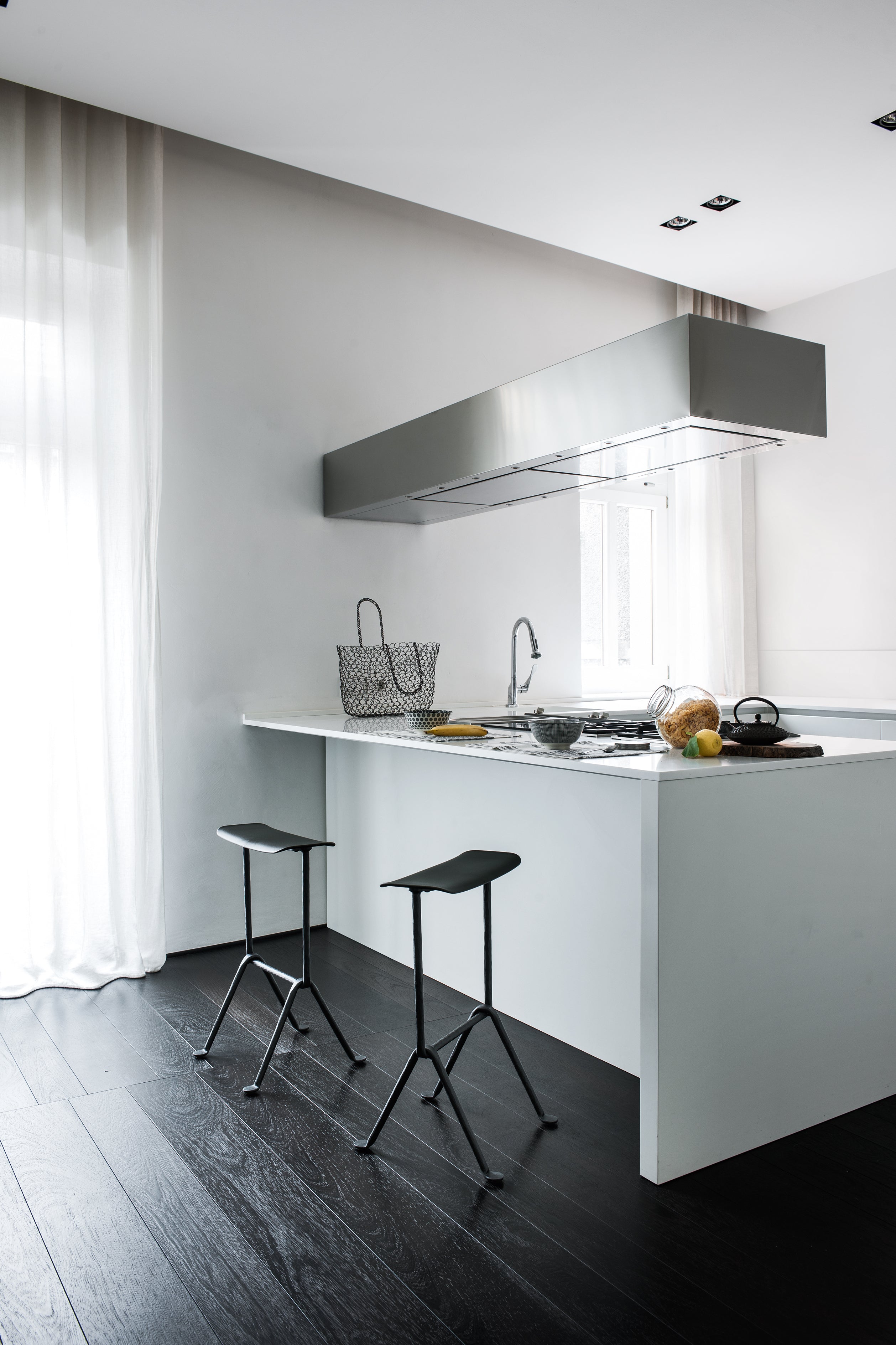 OFFICINA Barhocker Anthrazit-Basis mit schwarzer Sitzfläche