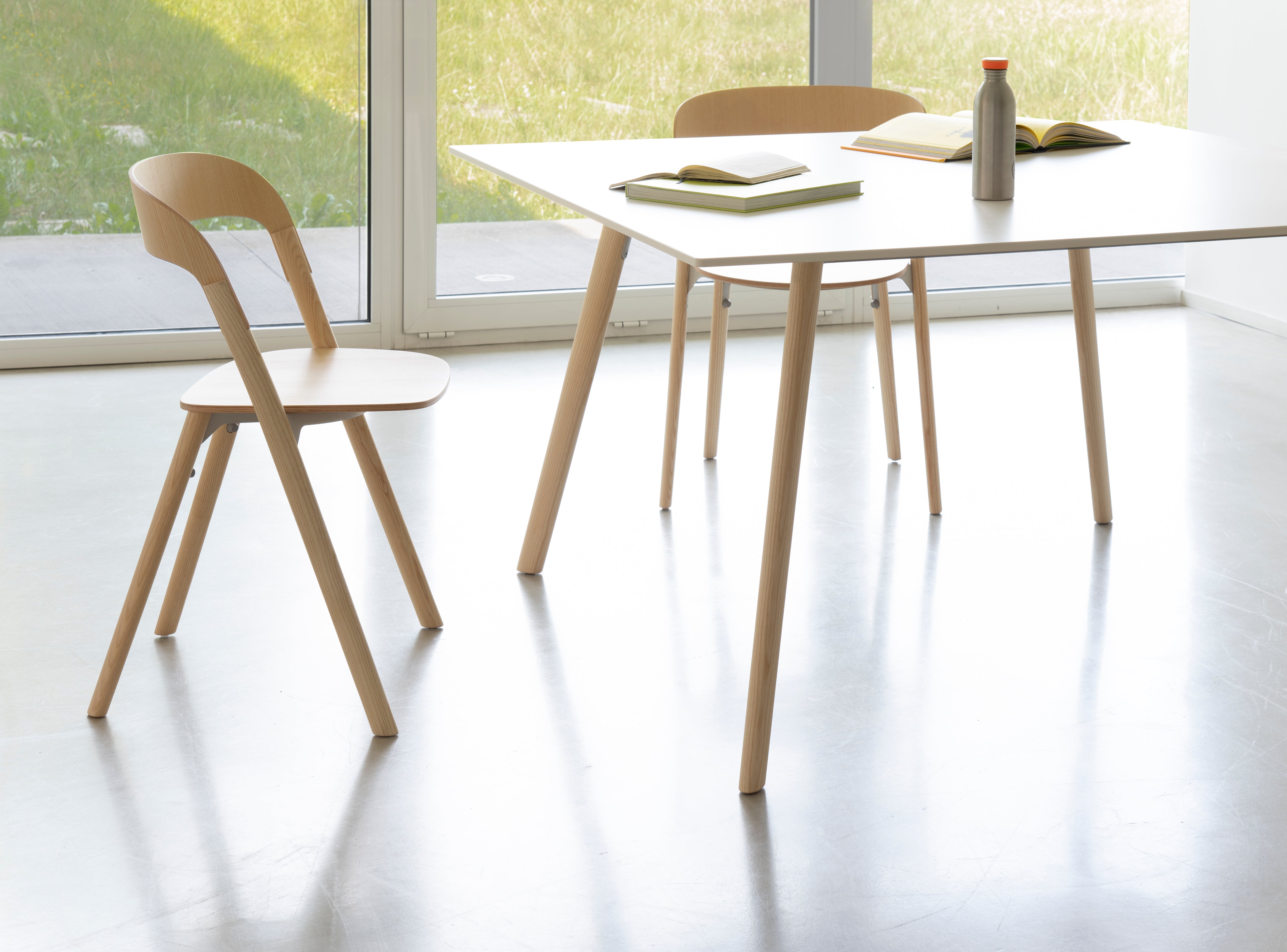 PILO Tisch, weiße Platte mit Eschengestell