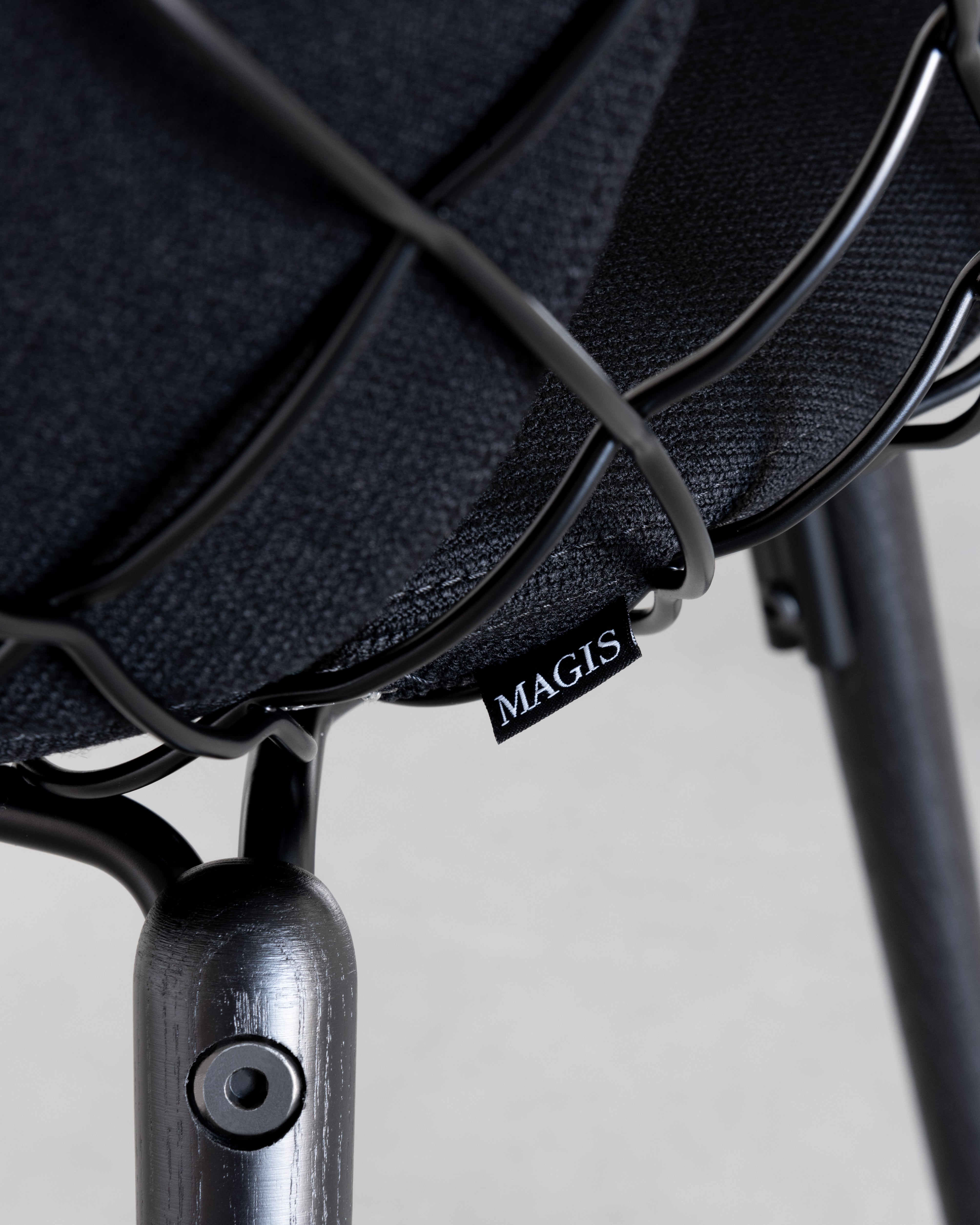 Stoel PIÑA marineblauw met essen basis