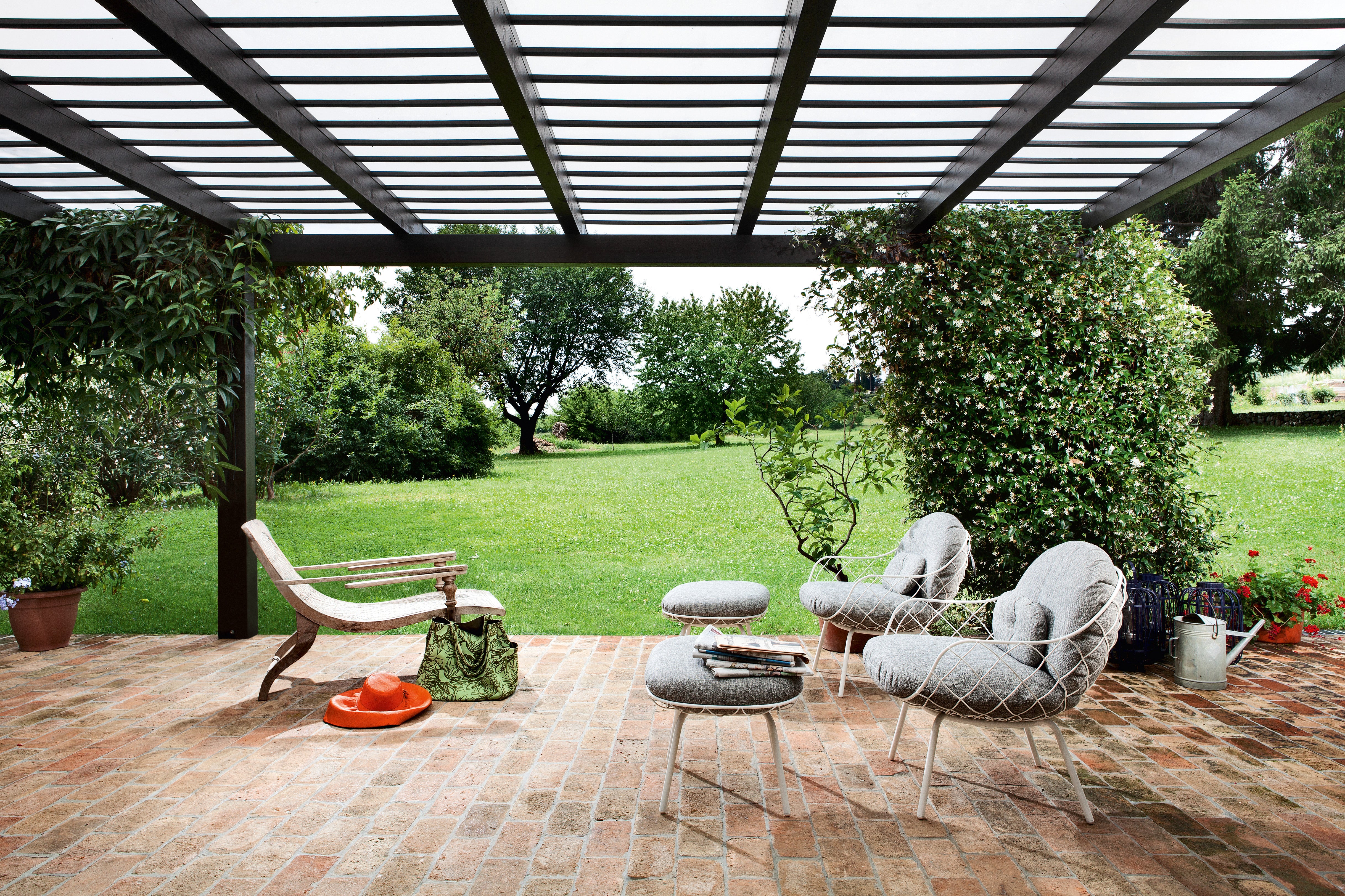 Outdoor pouf PIÑA red with black base