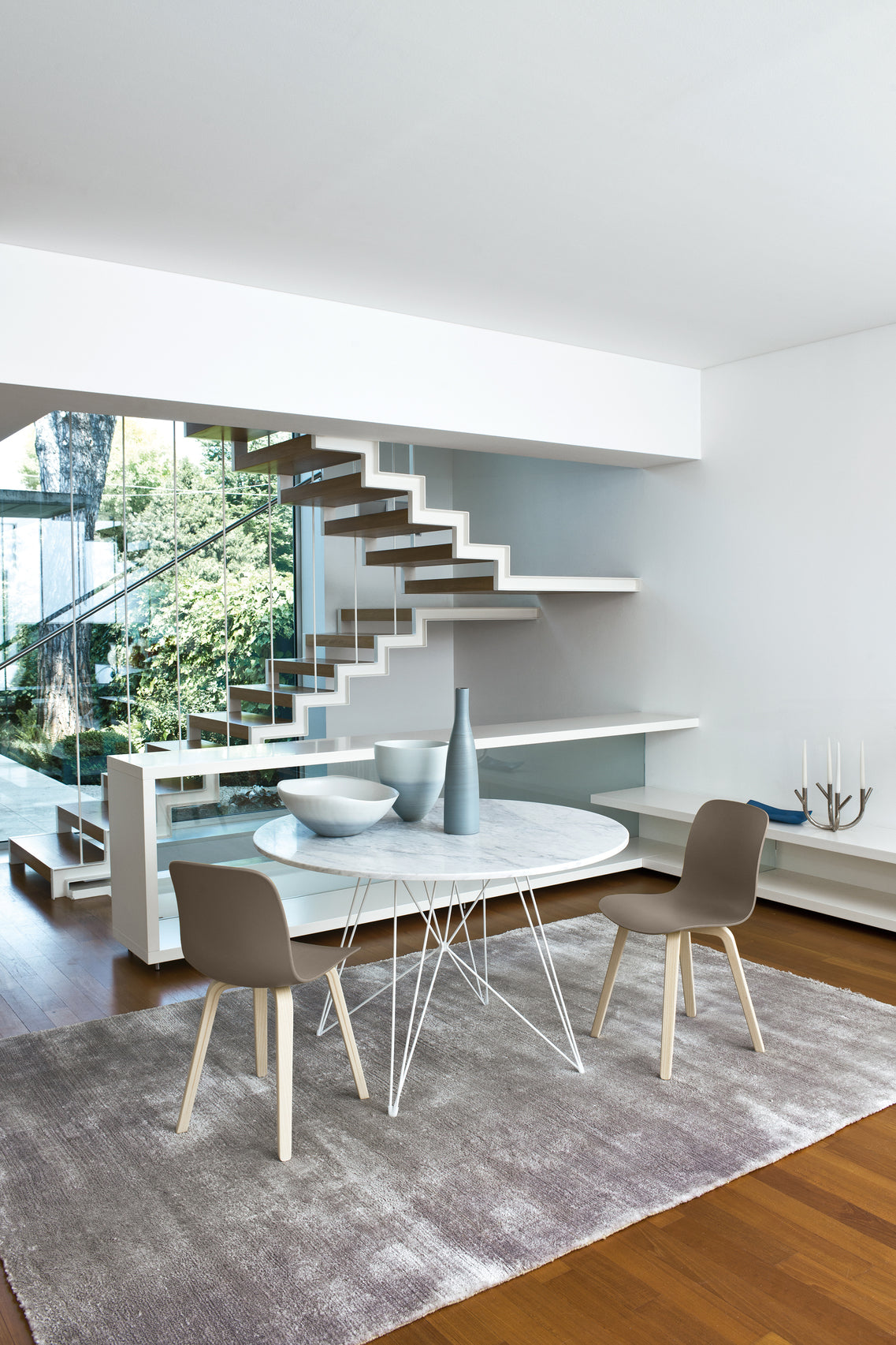 Ronde tafel XZ3 wit marmer met koperen voet