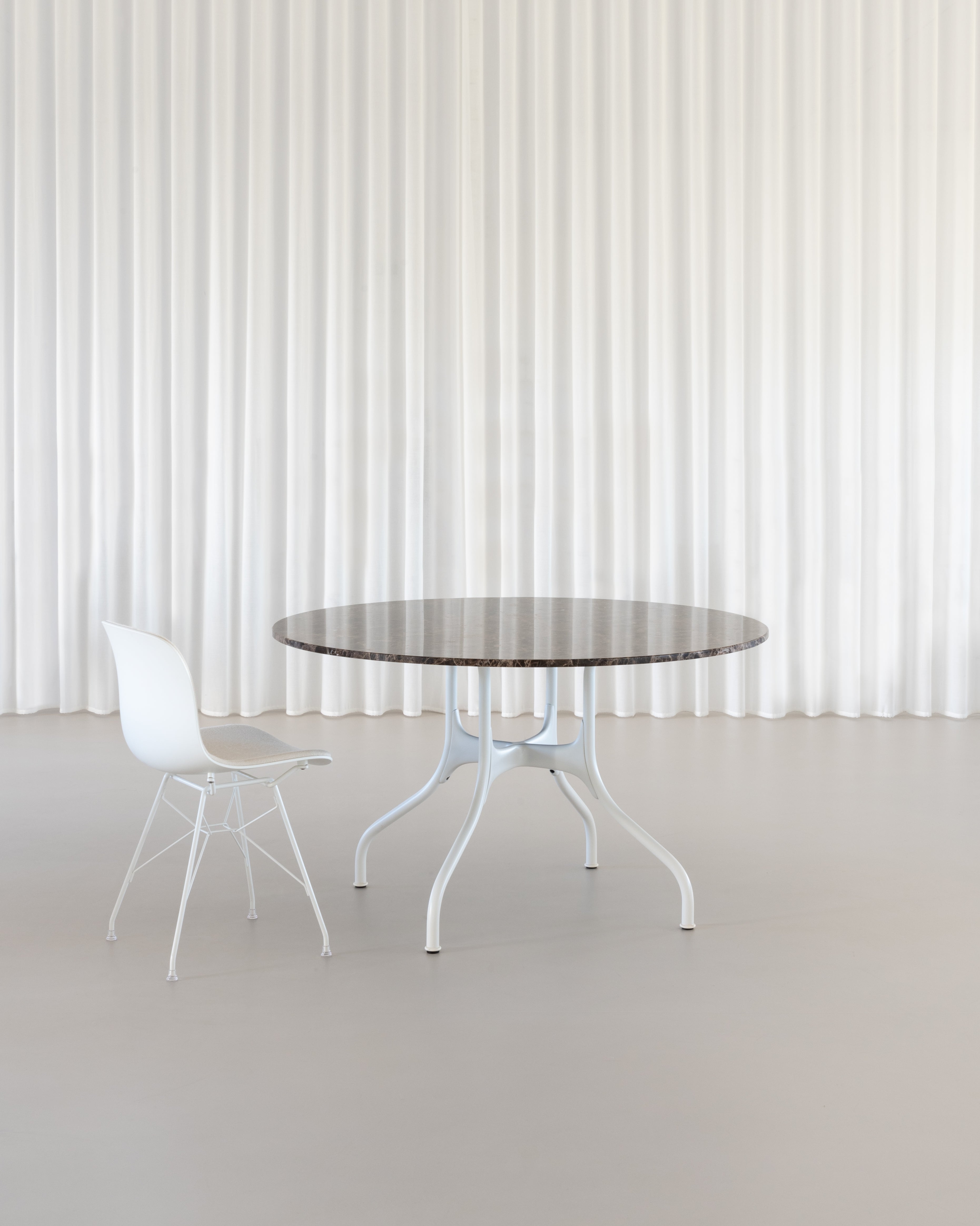 Ronde tafel MILA met zwarte stalen basis