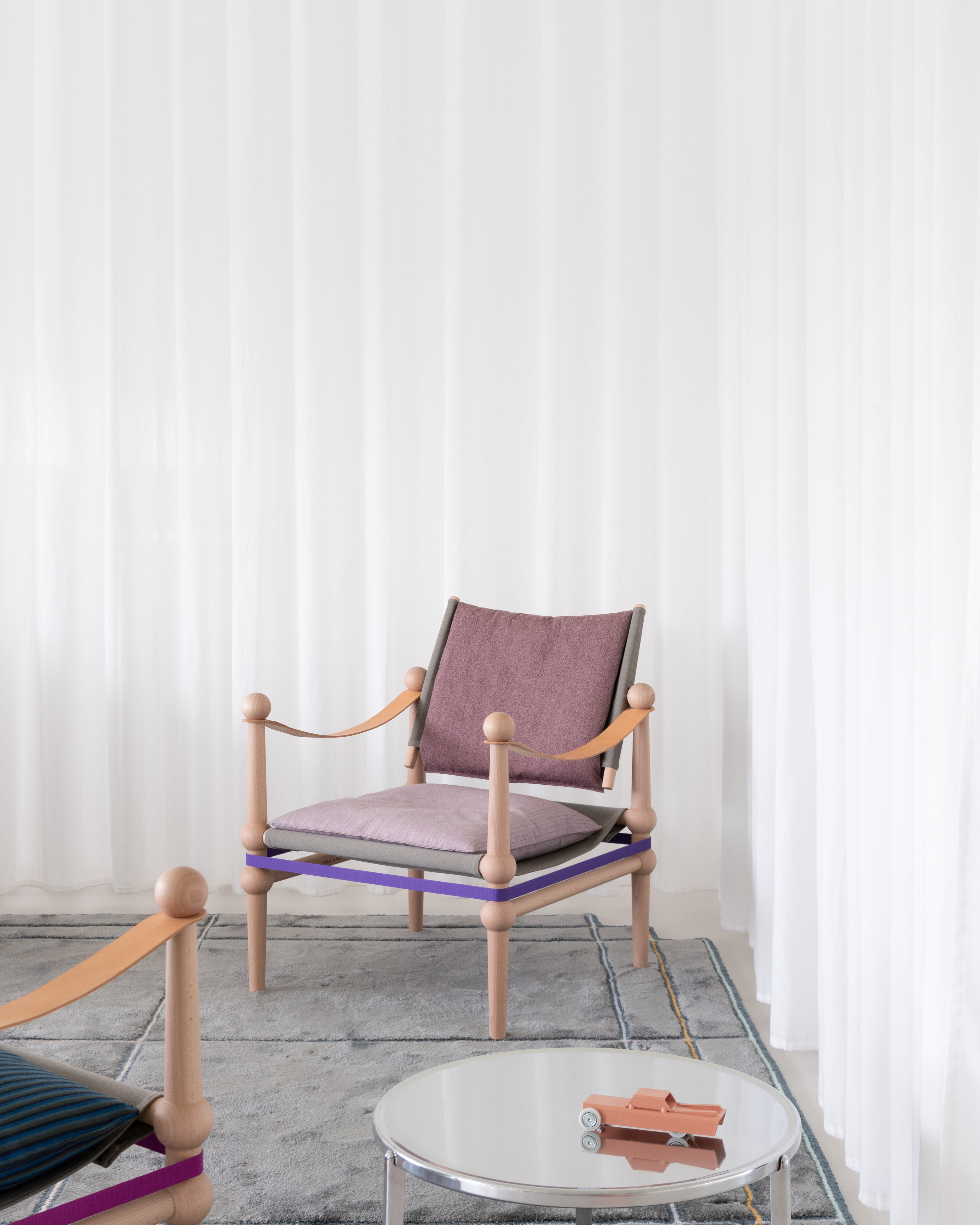 TWAIN blauer Sessel mit hellem Buchengestell