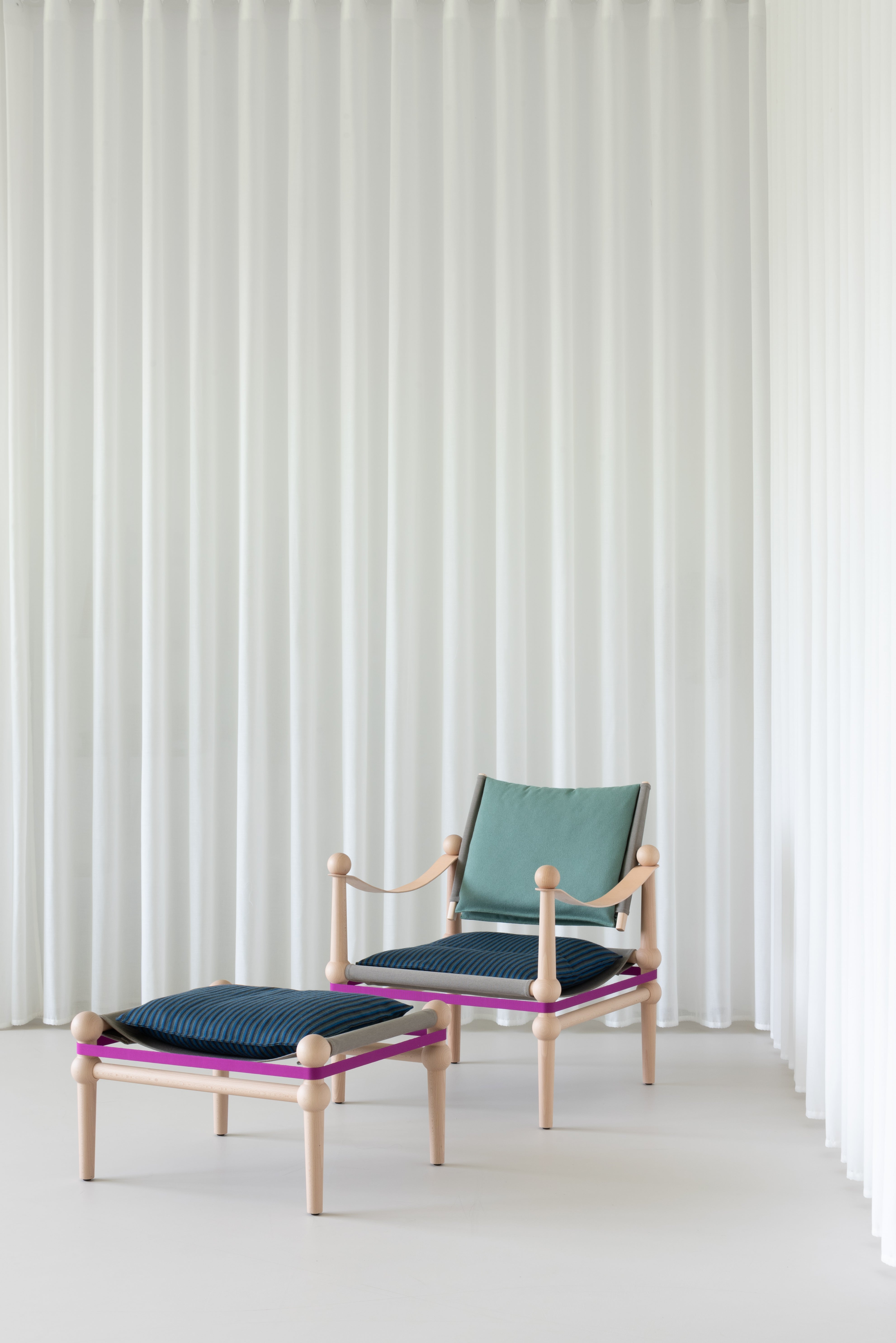 Otomana TWAIN gepersonaliseerd met een zwarte beuken basis