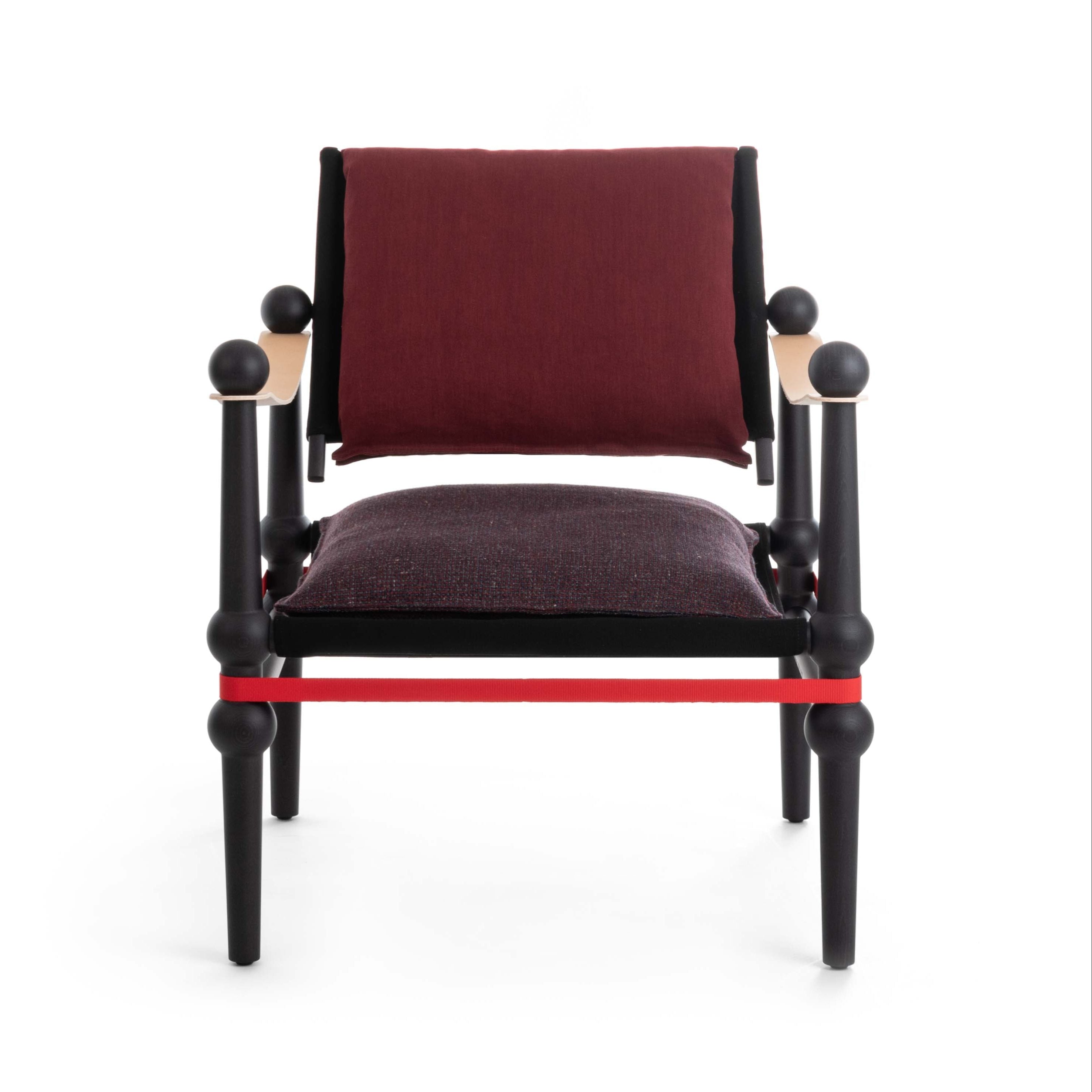 Fauteuil TWAIN bordeaux met zwarte beukenhouten basis