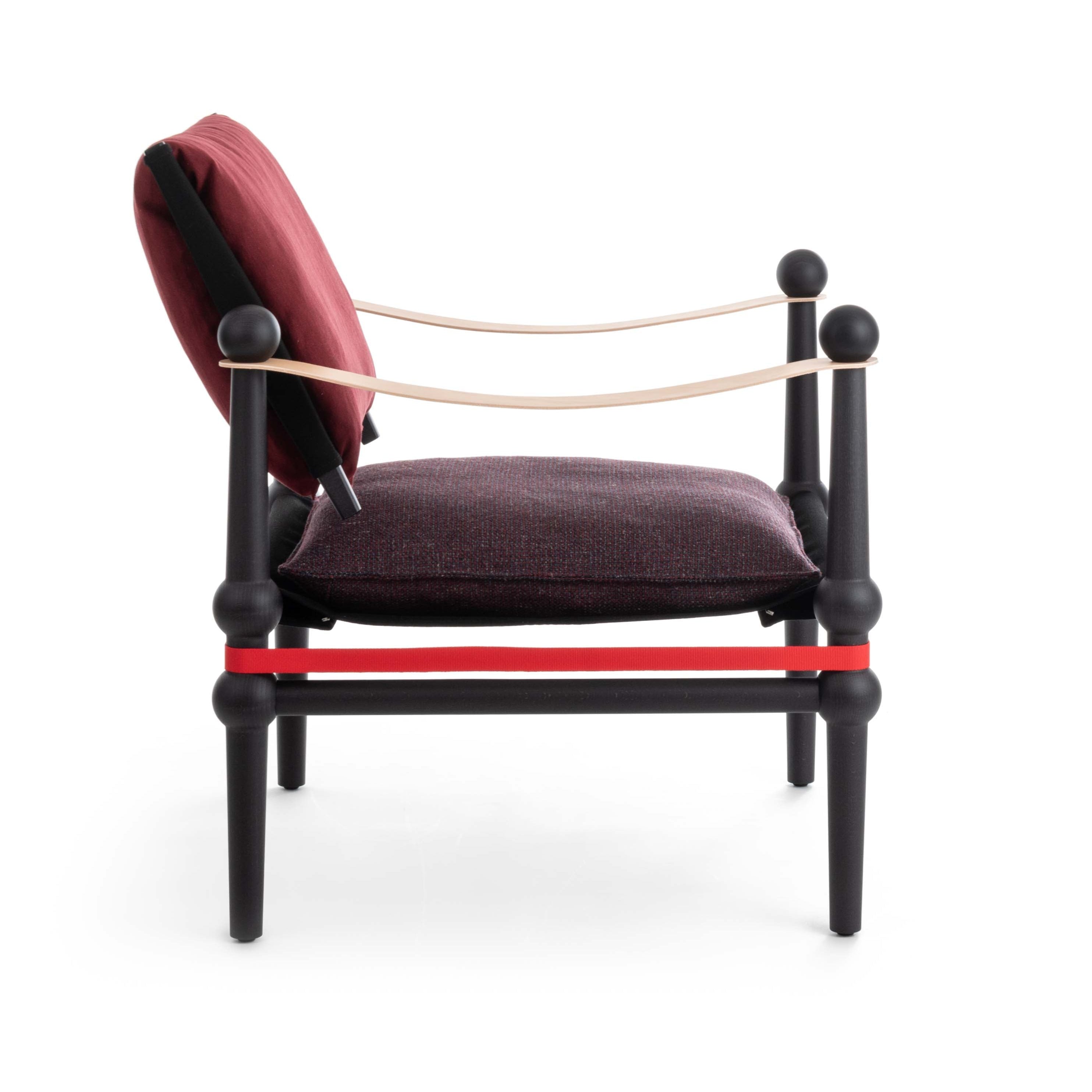 Fauteuil TWAIN bordeaux met zwarte beukenhouten basis