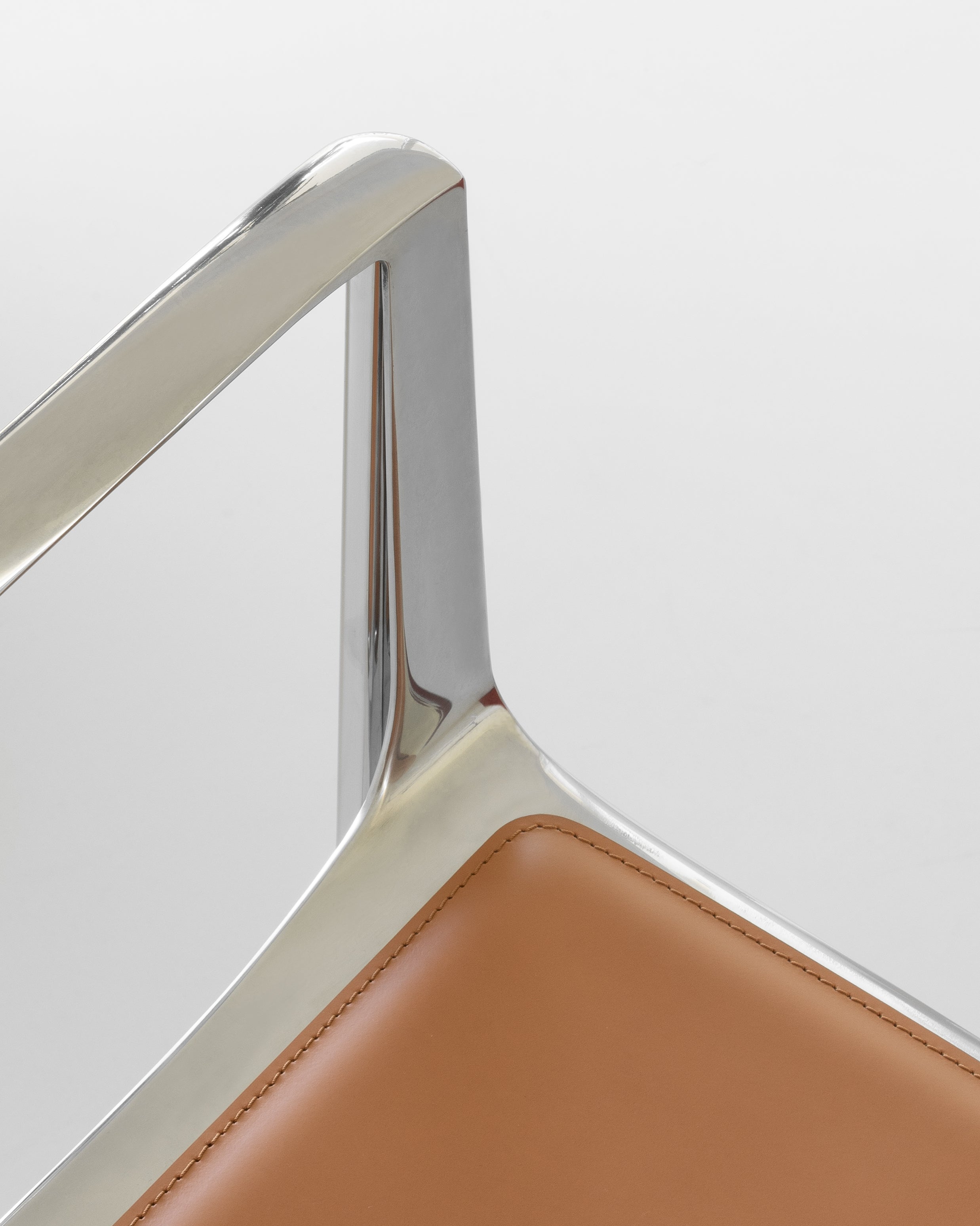 VENICE Stuhl aus Cognac-Leder mit poliertem Fuß