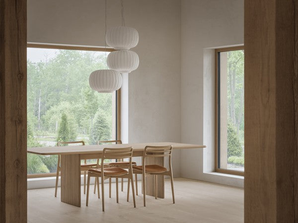 Tafel CABIN grijs kalksteenblad met lichte eiken basis
