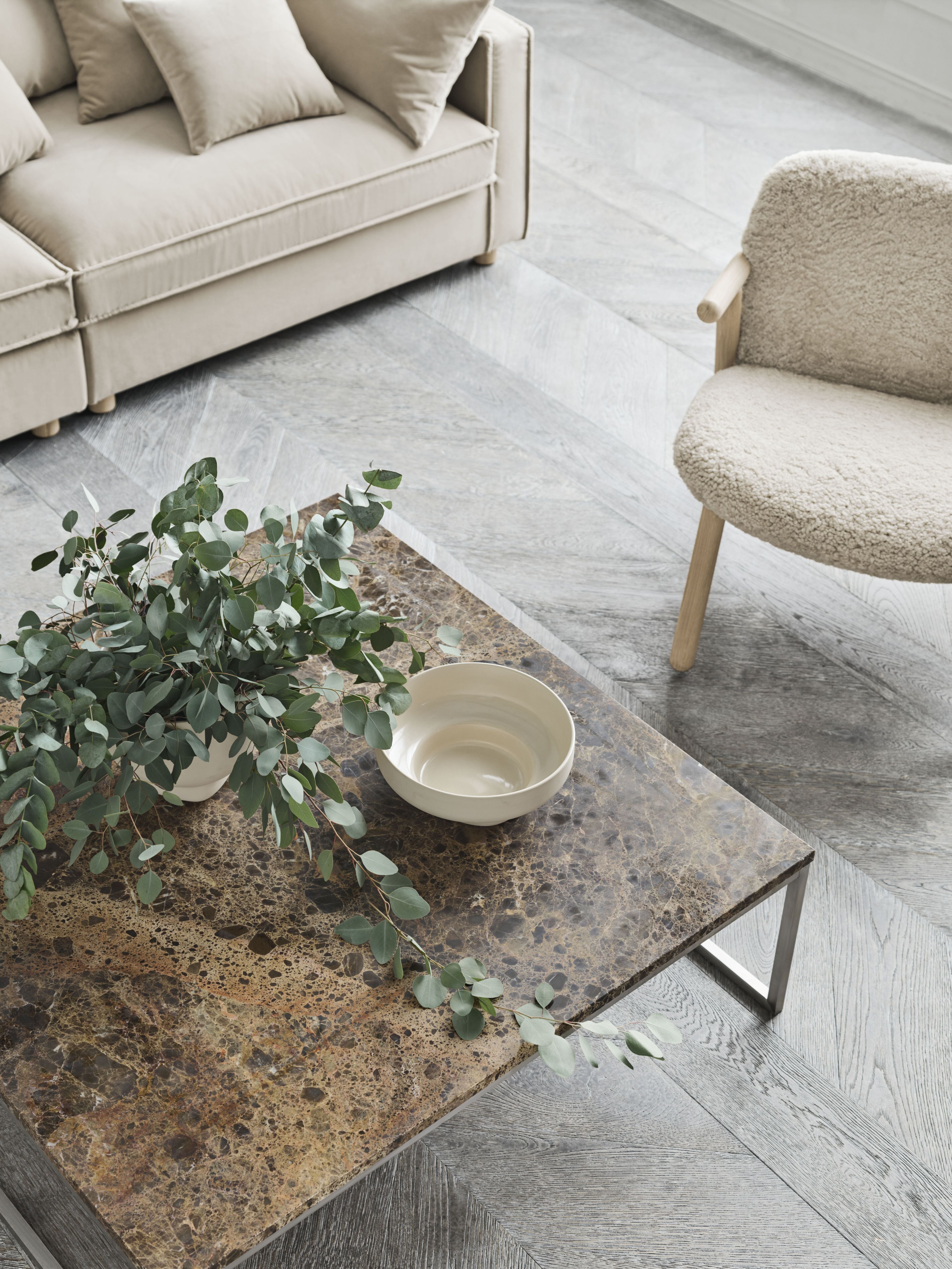 Fauteuil COSH met een eikenhouten basis