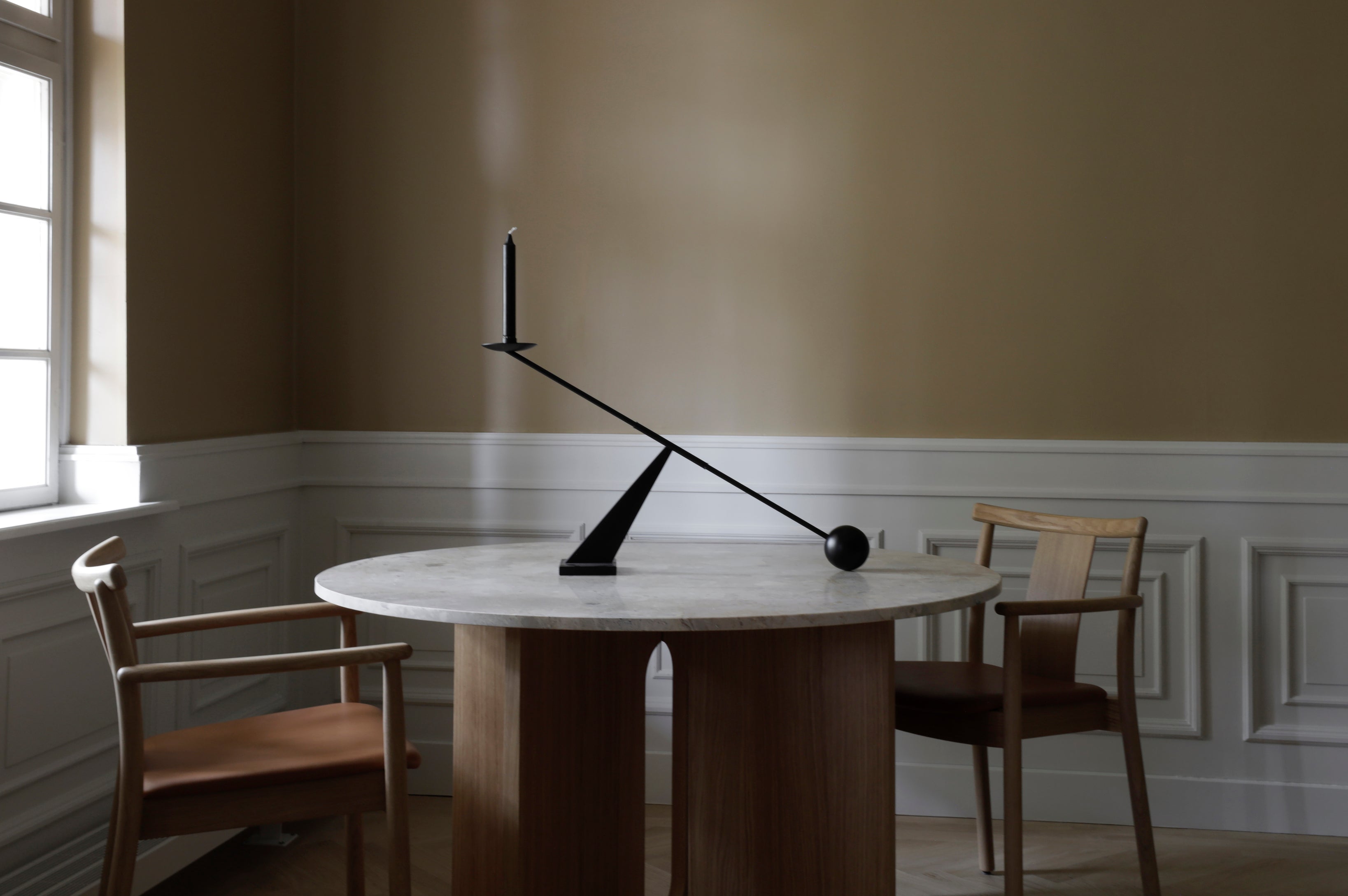 Stuhl MERKUR schwarzes Eichenholz mit braunem Sitz