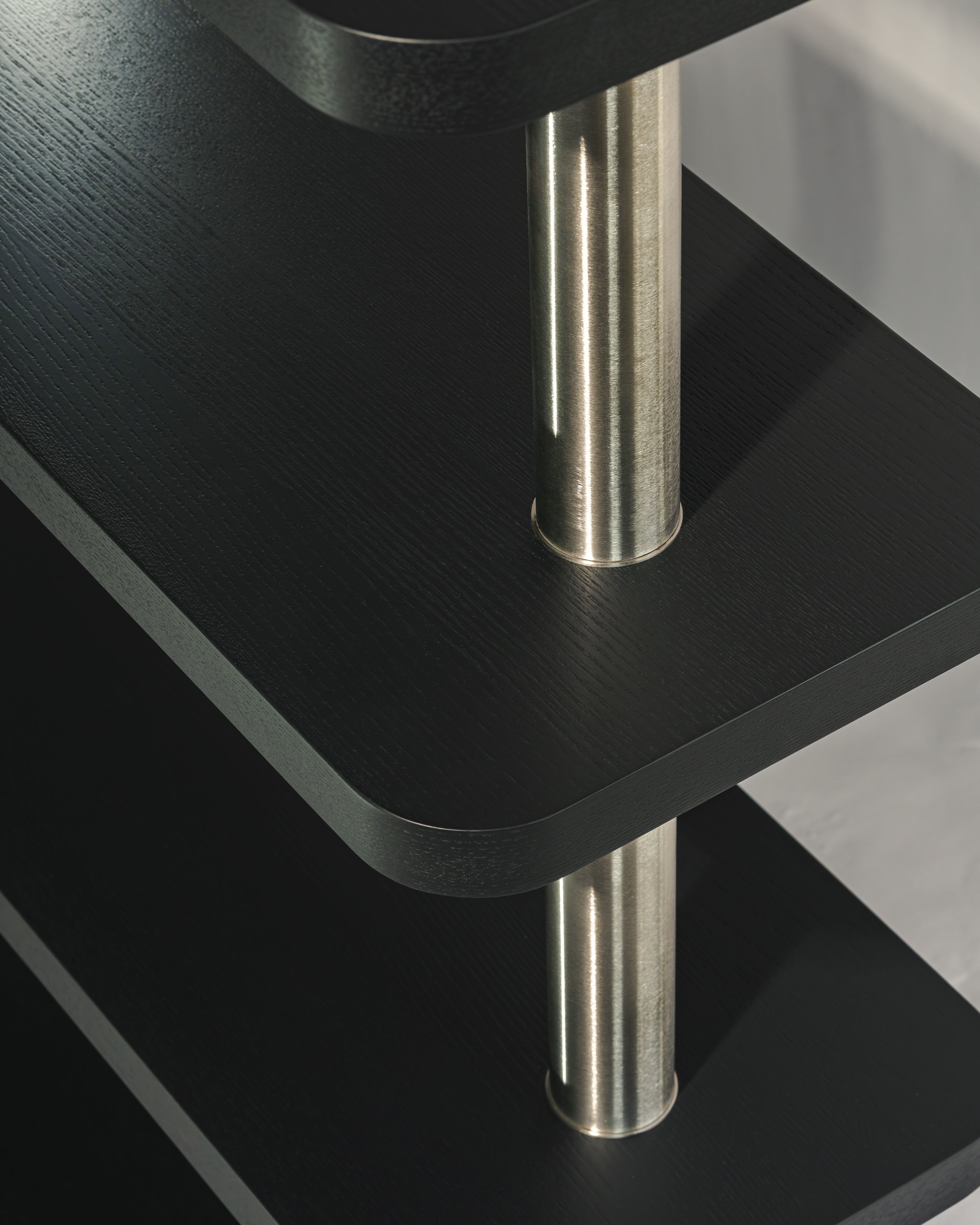 Regal MOD kruczoczarny Furnier mit Stahlelementen