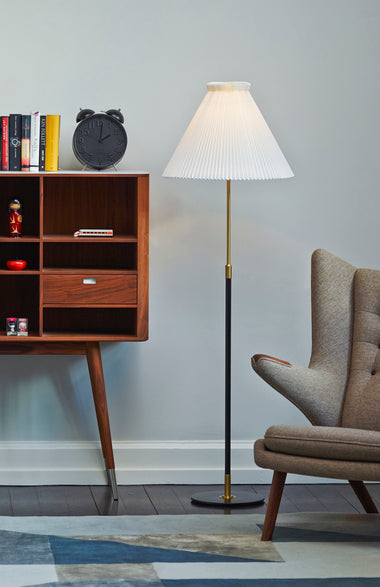 Stehlampe MODELL 351 weiß mit schwarz-goldenem Fuß