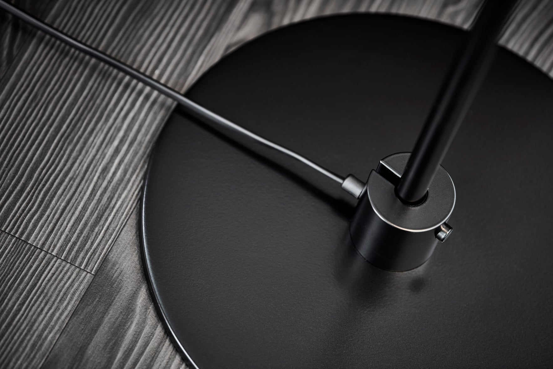 Stehlampe MODELL 368 weiß mit schwarzem Fuß