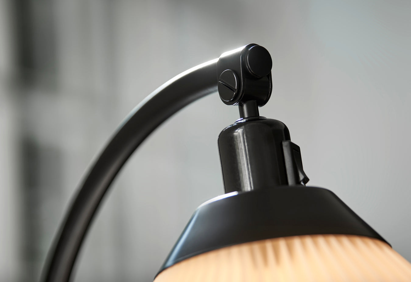 Stehlampe MODELL 368 weiß mit schwarzem Fuß