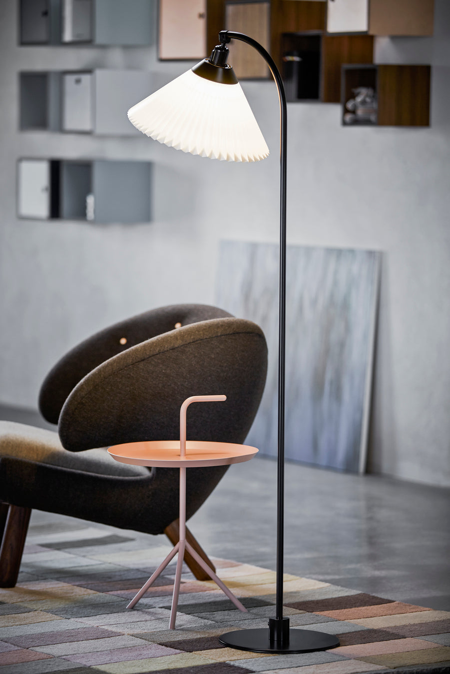 Stehlampe MODELL 368 weiß mit schwarzem Fuß