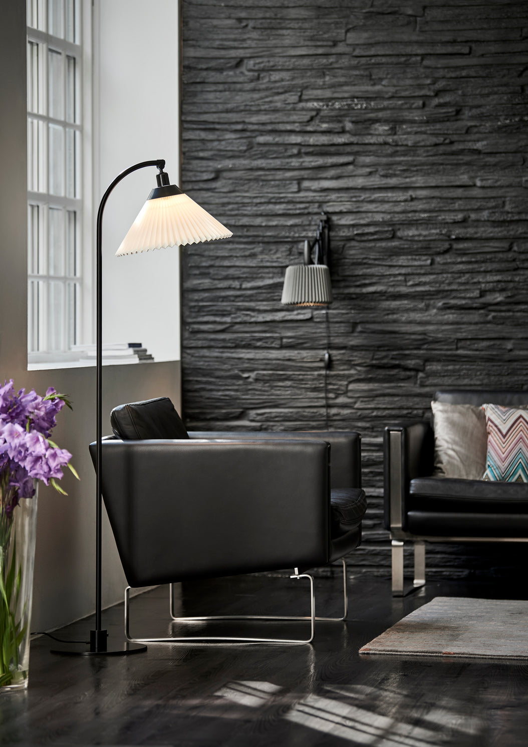 Stehlampe MODELL 368 weiß mit schwarzem Fuß