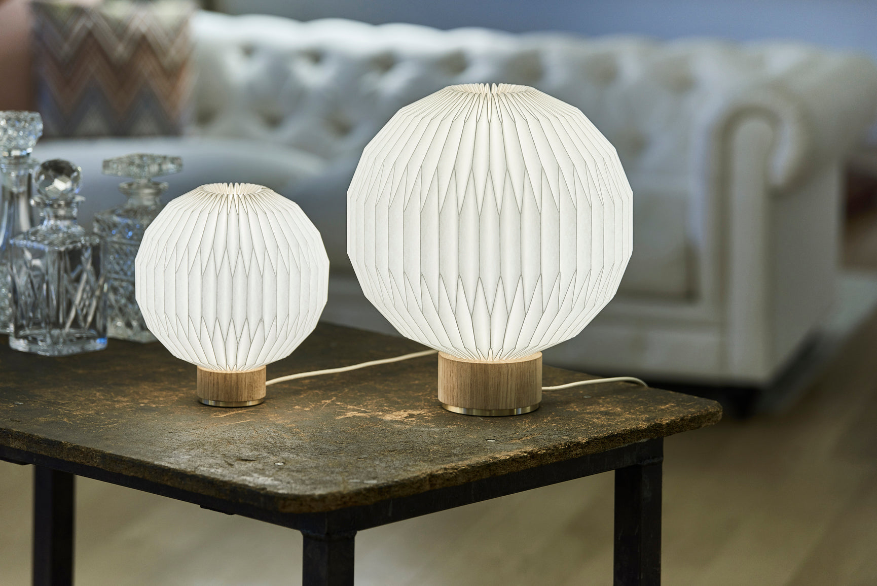 Tischlampe MODELL 375 weiß mit heller Eichenbasis