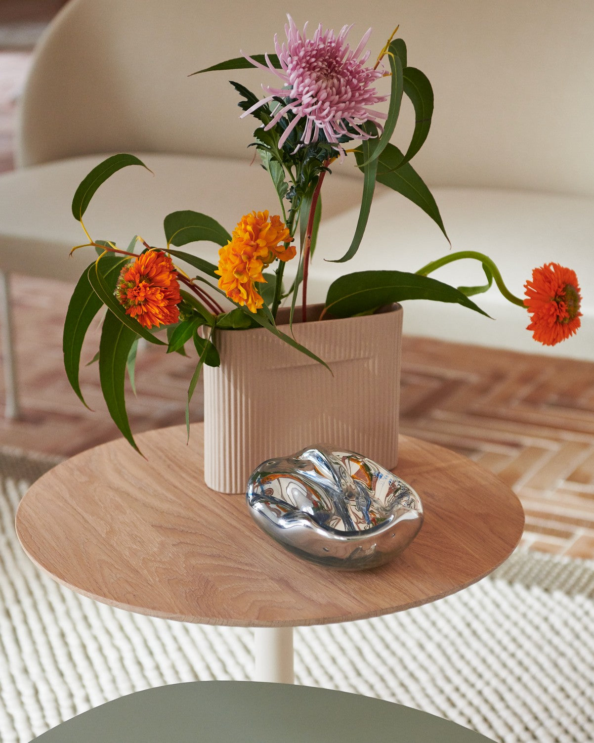 Zijtafel SOFT eikenhout met lichtgrijze basis