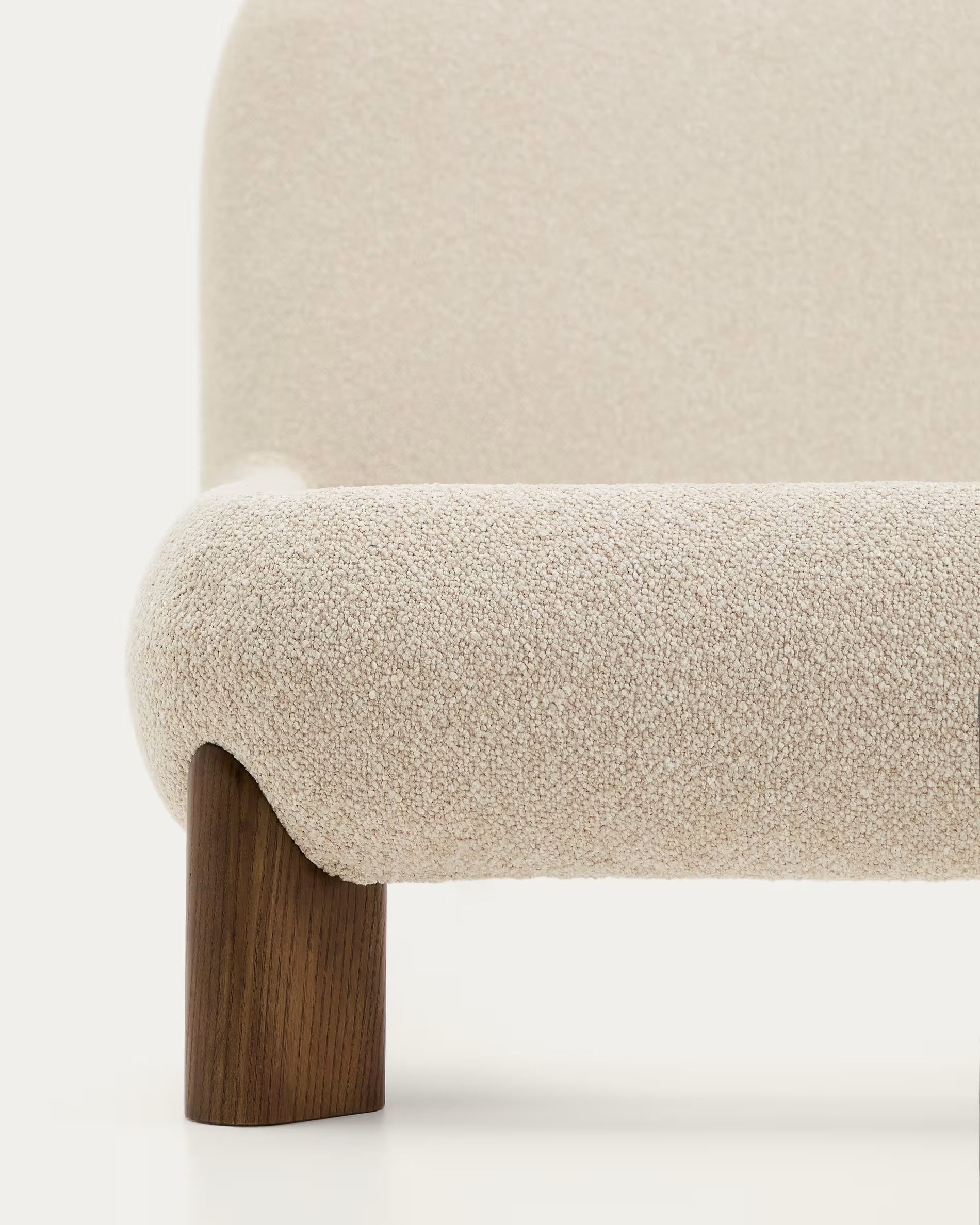 Bed ODINA ecru met een donkerbruine essen basis