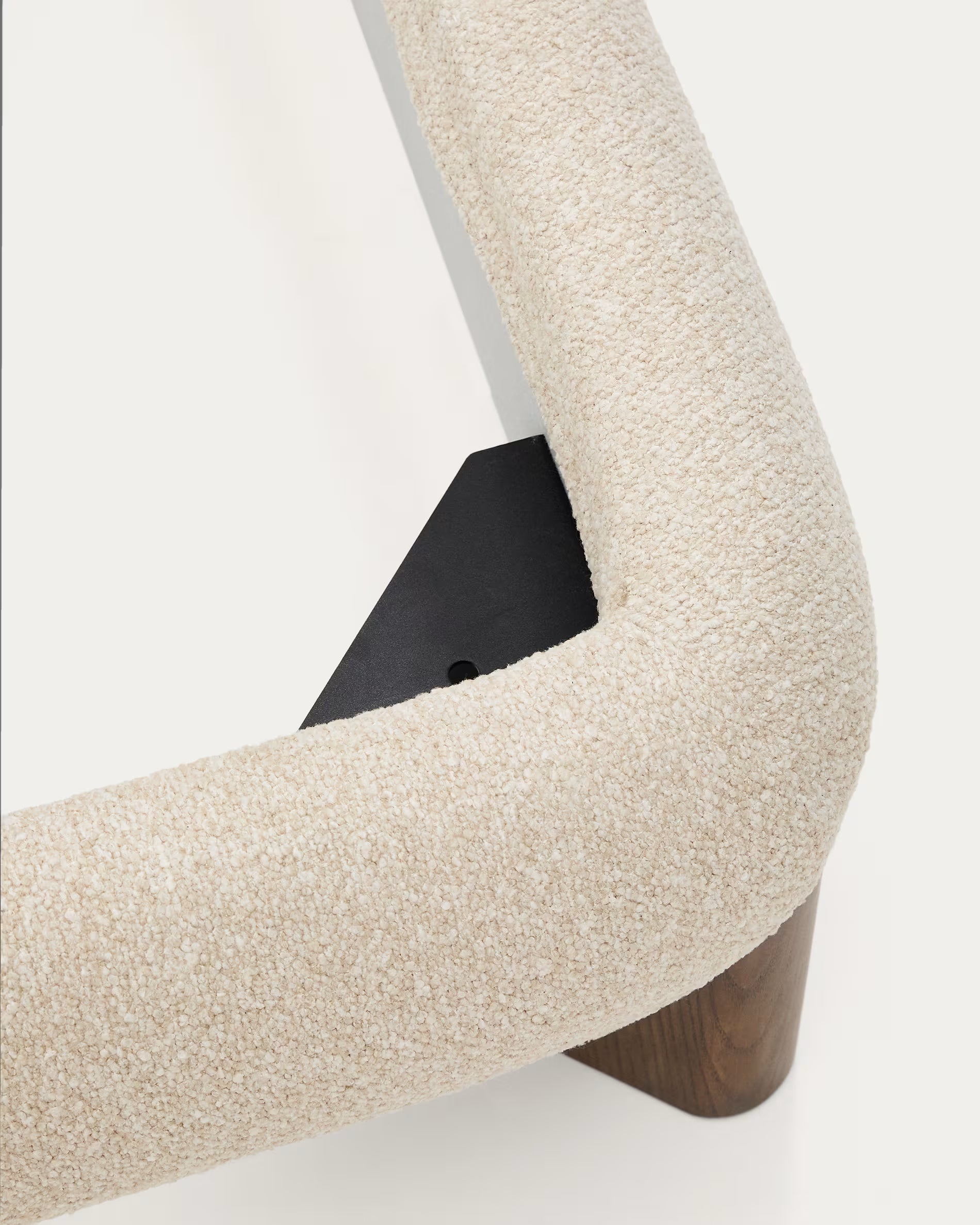 Bed ODINA ecru met een donkerbruine essen basis