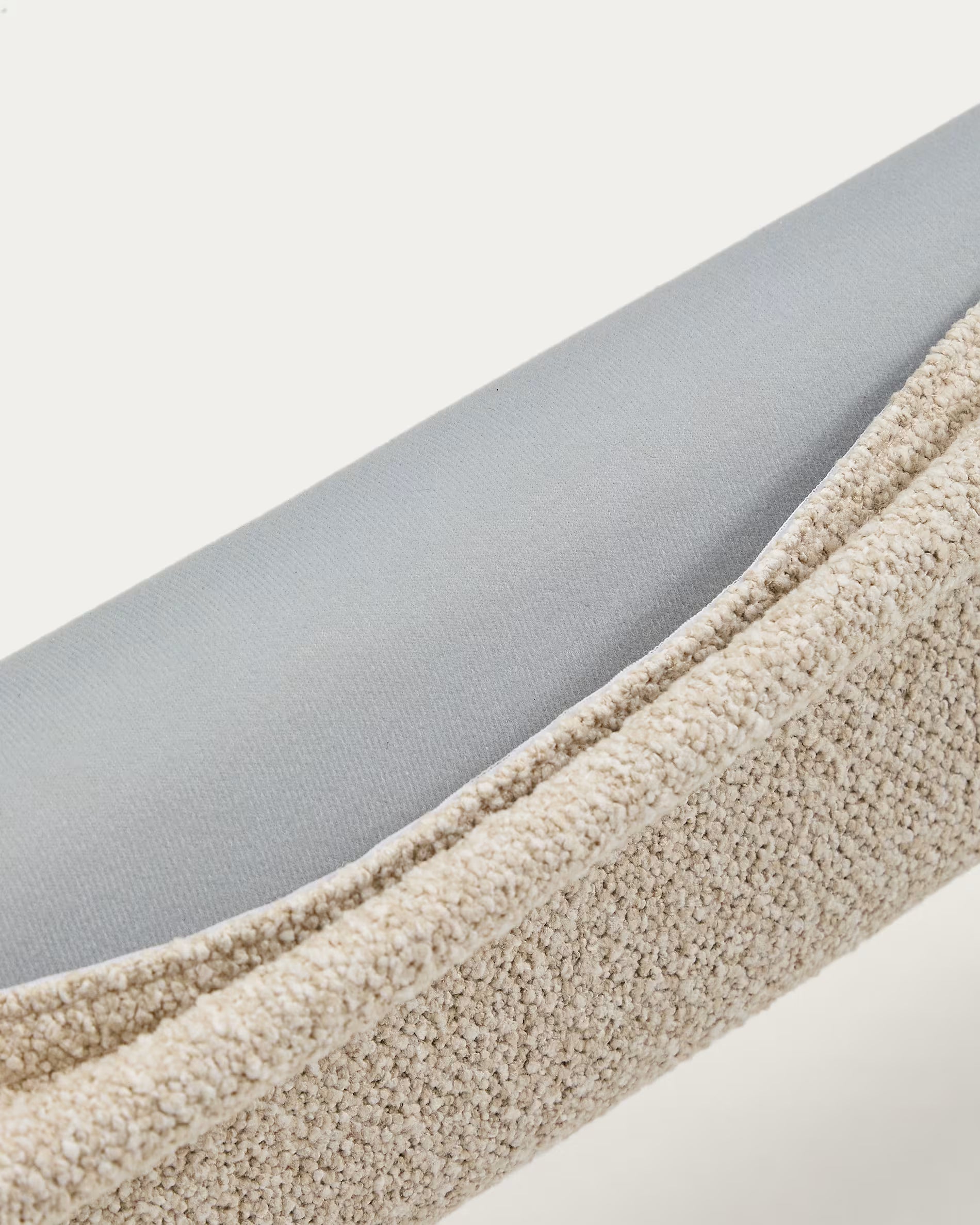 Bed ODINA ecru met een donkerbruine essen basis