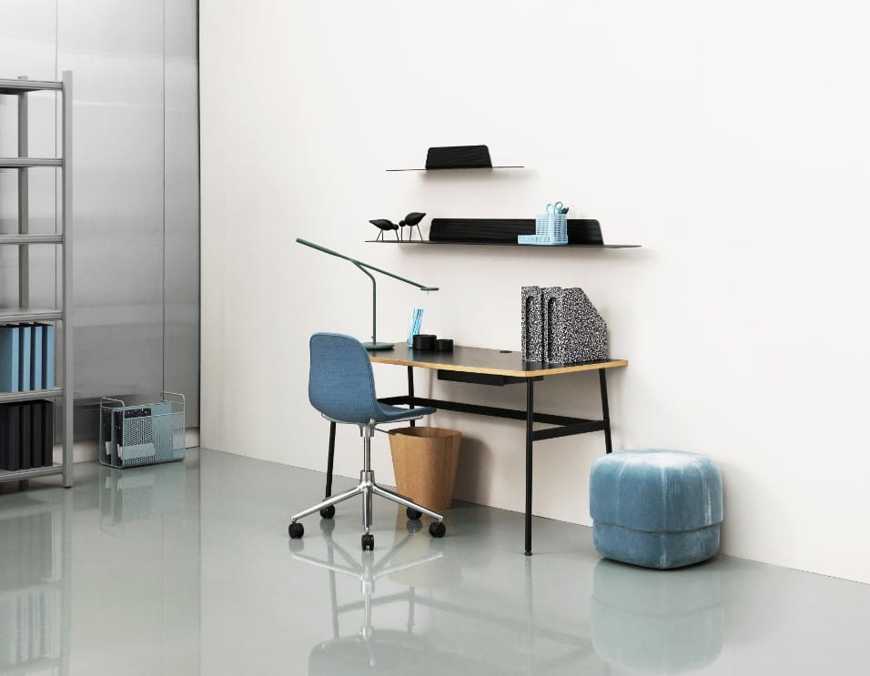 Office chair with adjustable forms 5W black with black base on wheels