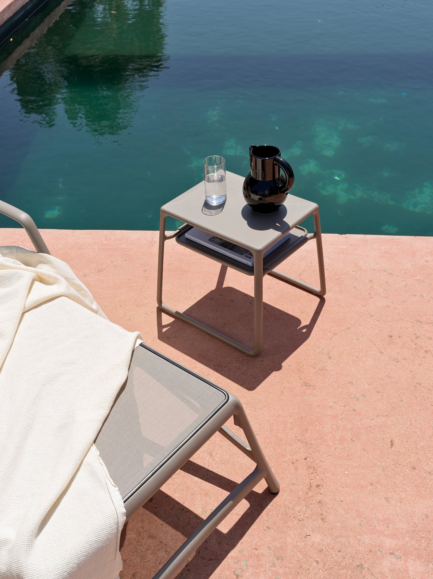 Witte POP buitenbijzettafel