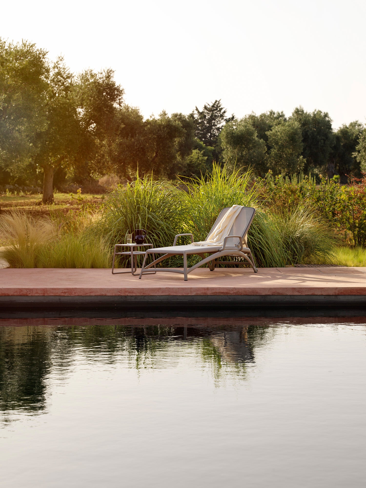 Witte POP buitenbijzettafel