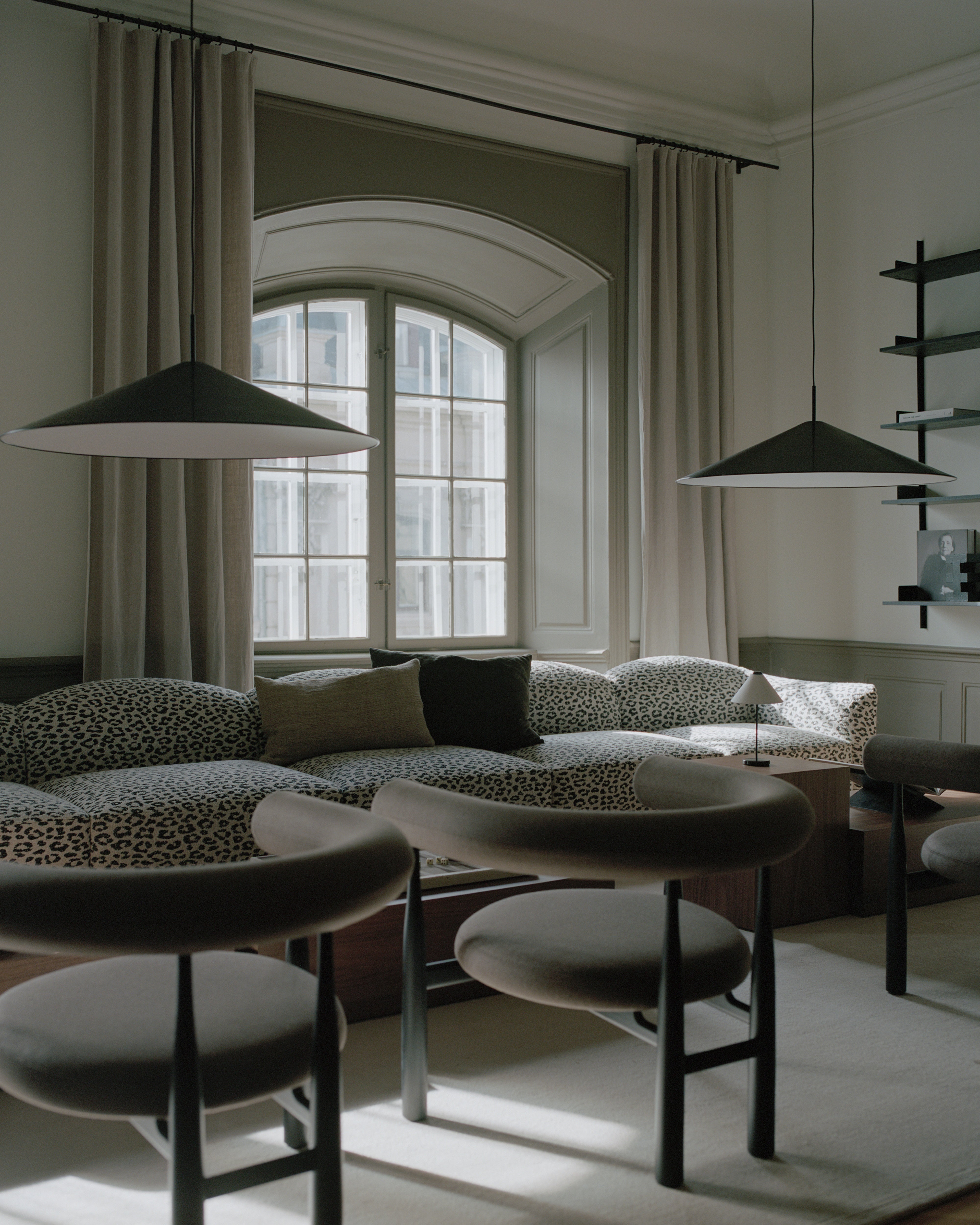 Polsterstuhl BUKOWSKI mit schwarzem Buchenfuß