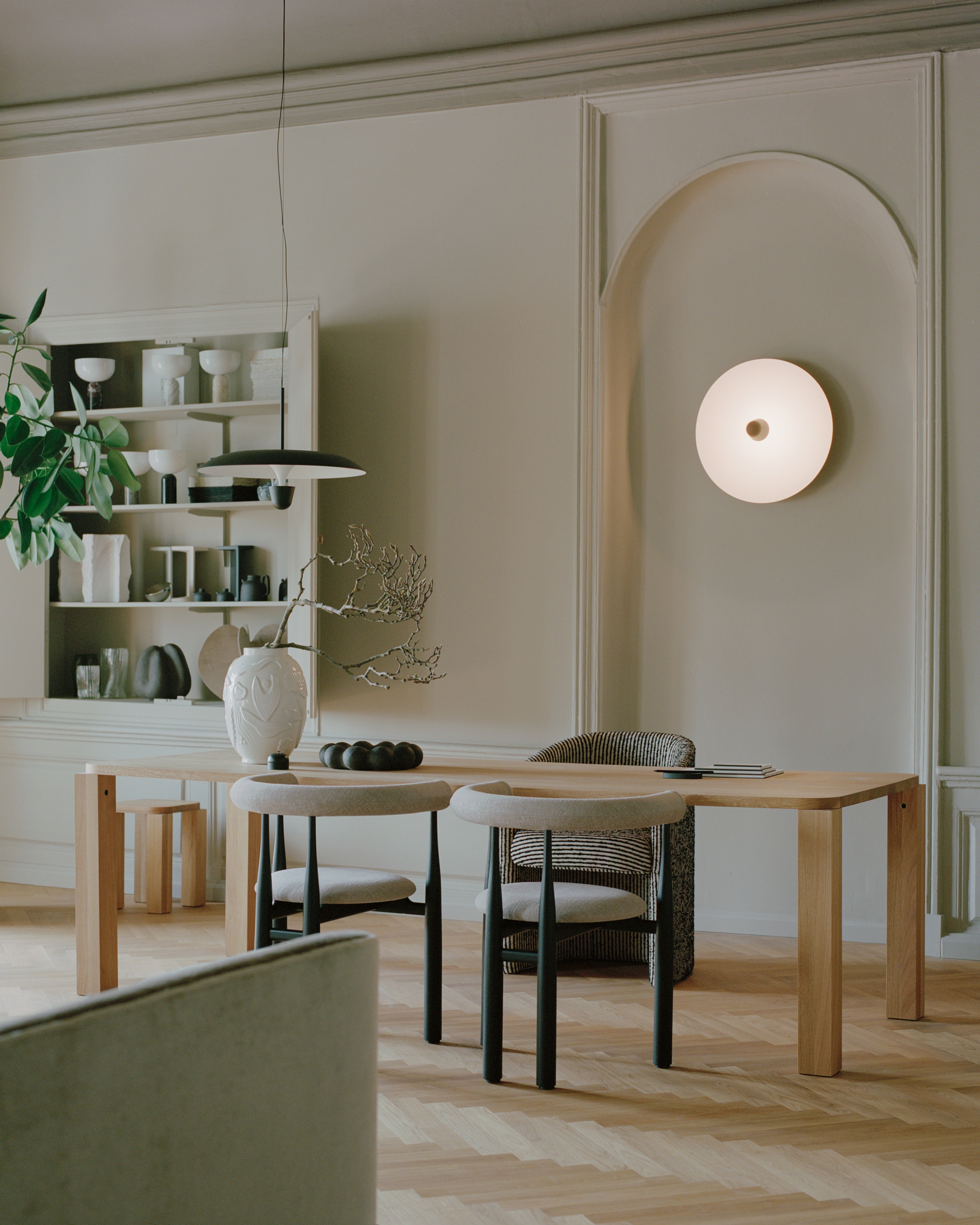 Volledig gestoffeerde BUKOWSKI stoel met zwarte beukenhouten basis