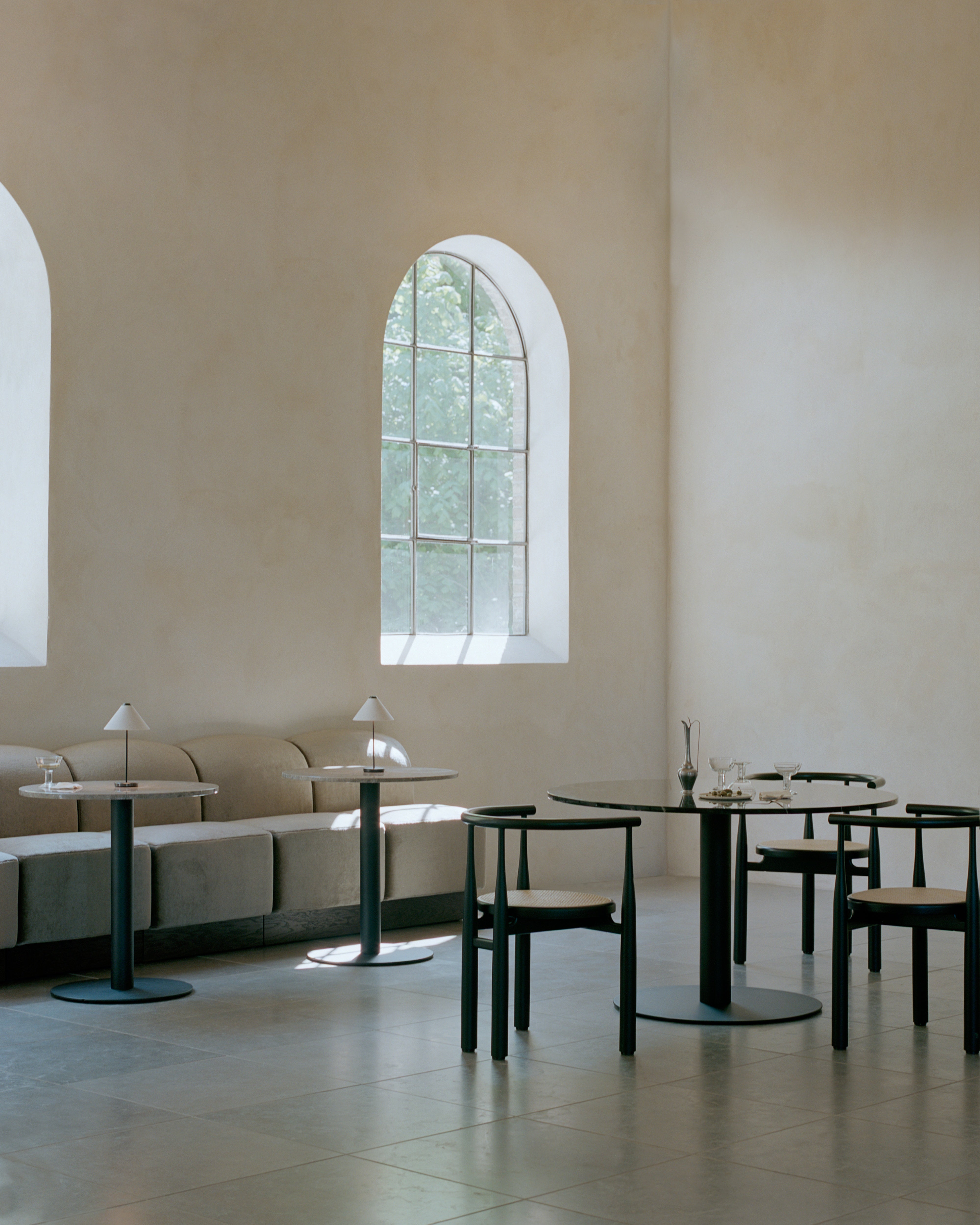 Runder Bartisch FLORENCE schwarzer Marmor mit schwarzem Fuß