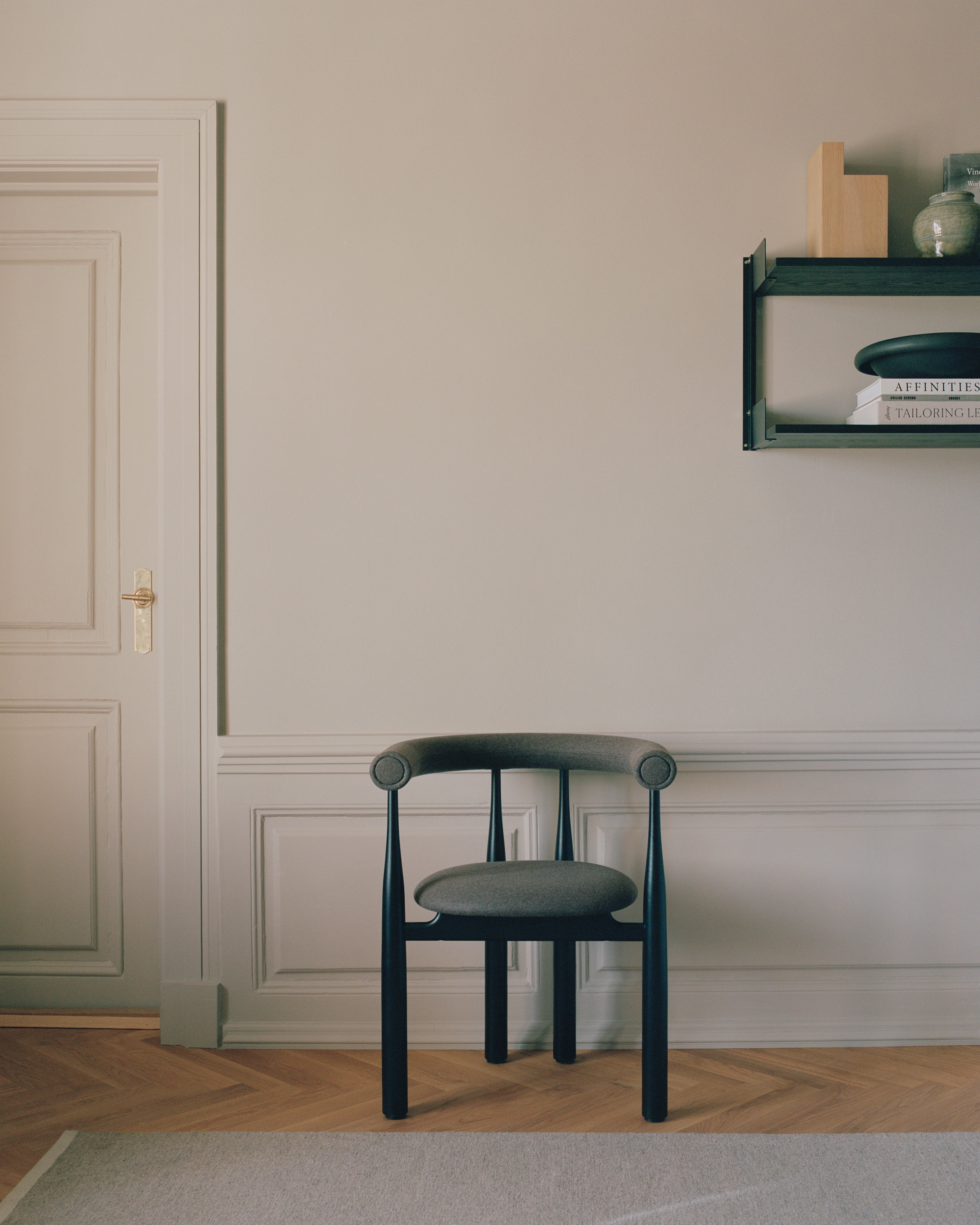 Volledig gestoffeerde BUKOWSKI stoel met zwarte beukenhouten basis