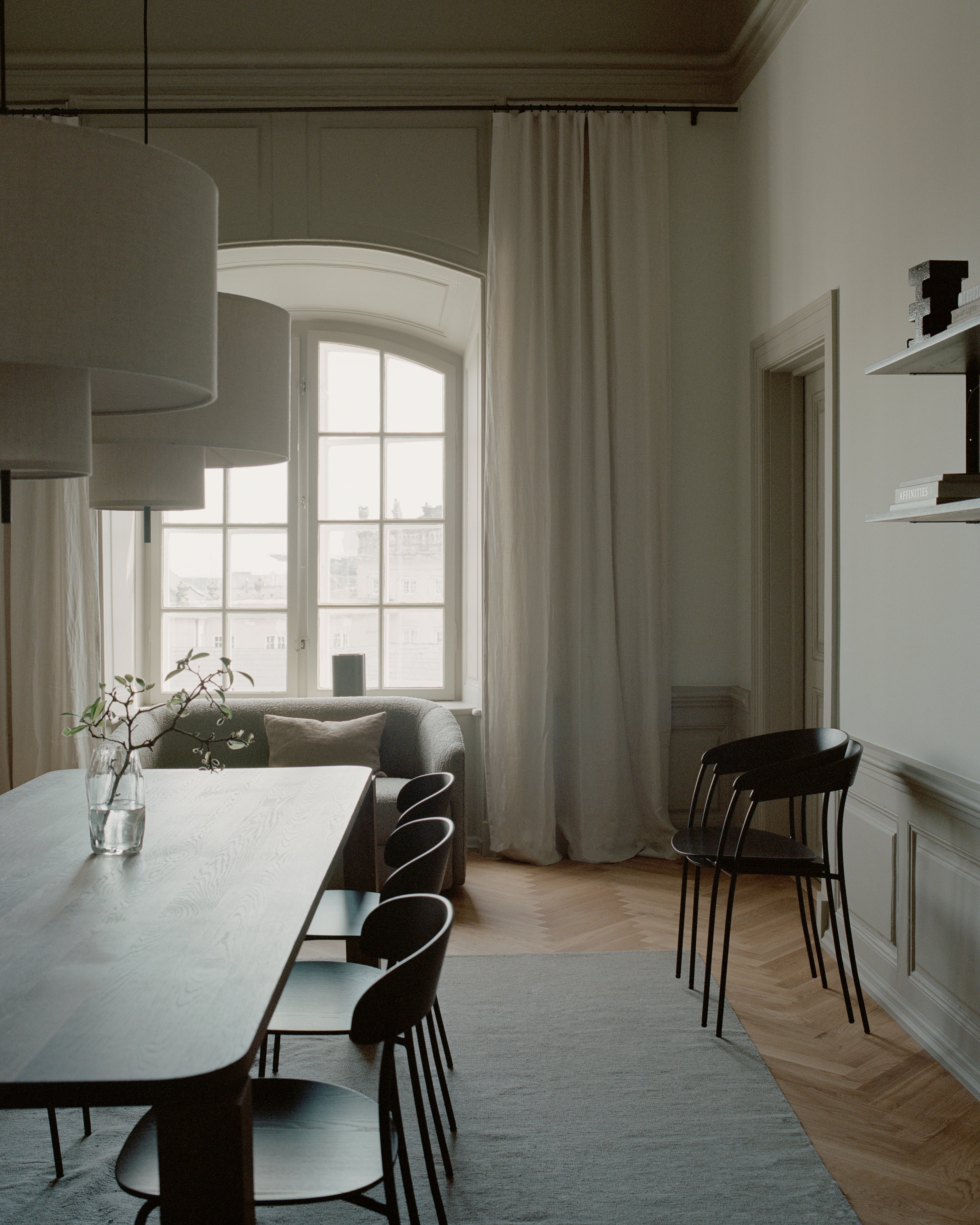 Stoel met armleuningen MISSING zwarte essenhoutfineer