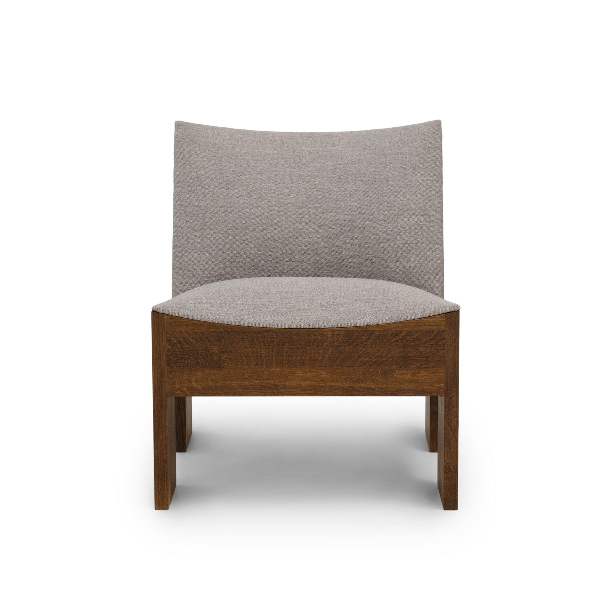 Tenon Romo Ruskin Nori Sessel mit einer dunklen Eichenbasis