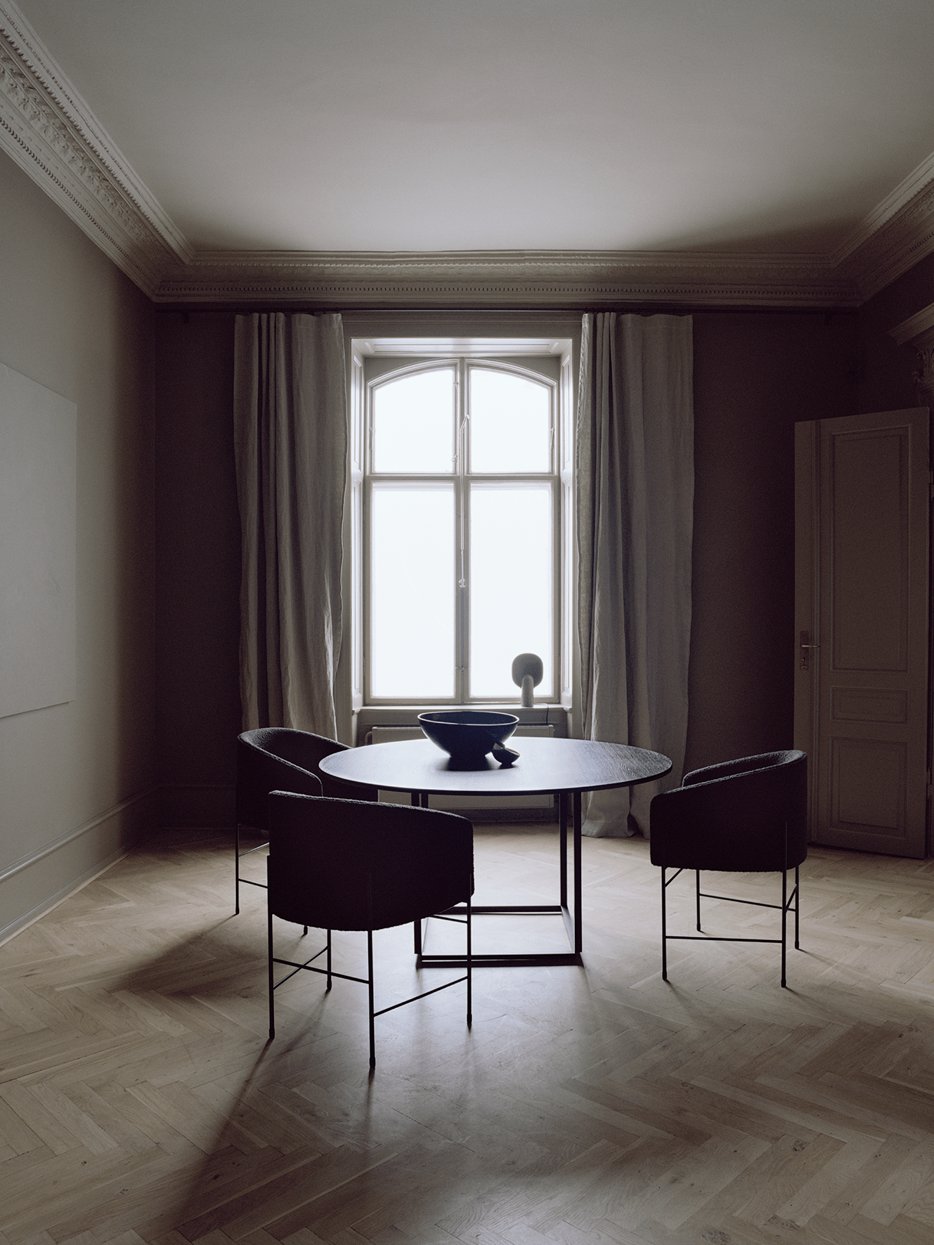 Ronde tafel FLORENCE zwart essenhoutfineer met zwarte voet