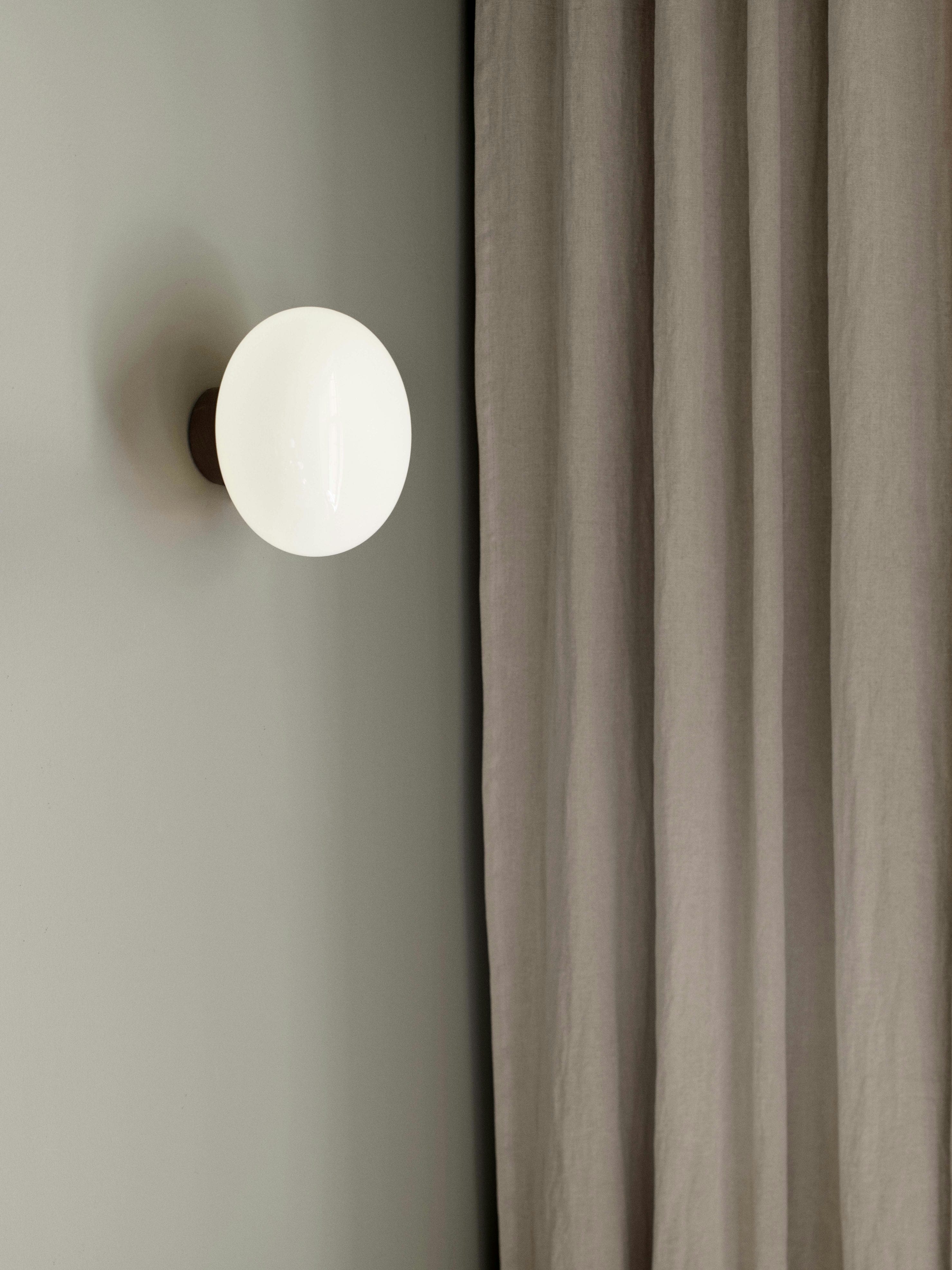 Karl-Johan-Lautschmalzglas mit einer geräucherten Eichenbasis