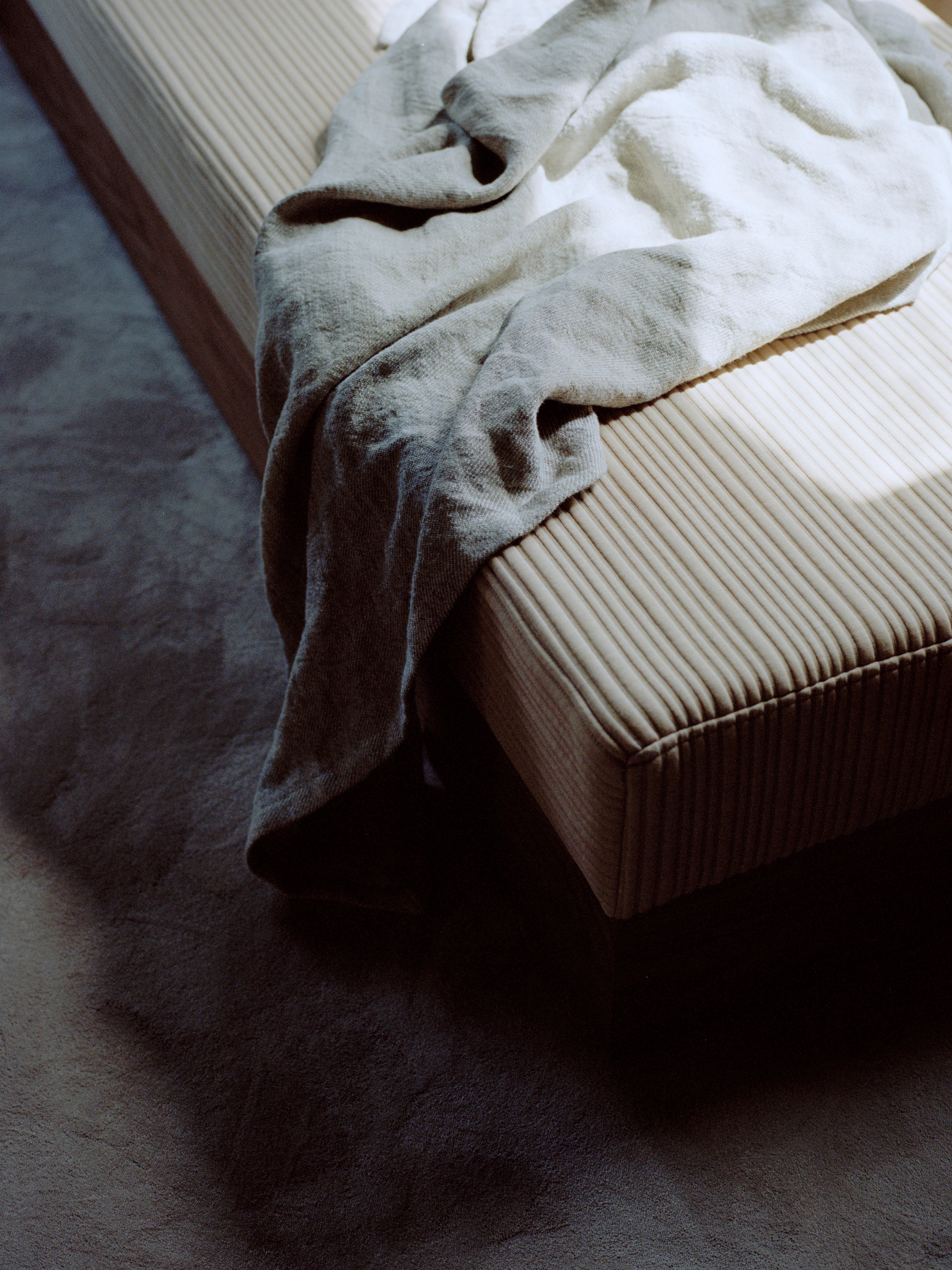 Gestoffeerde ligbank MASS met houten basis