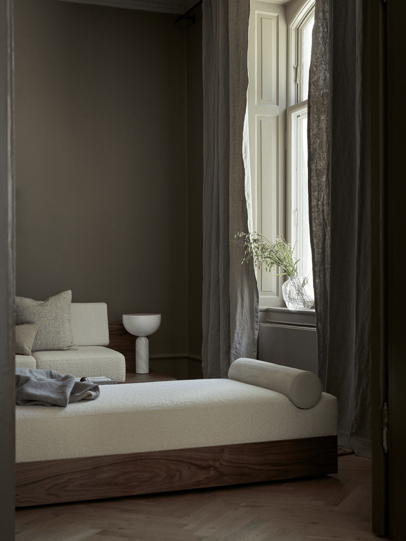 KIZU white marble table lamp