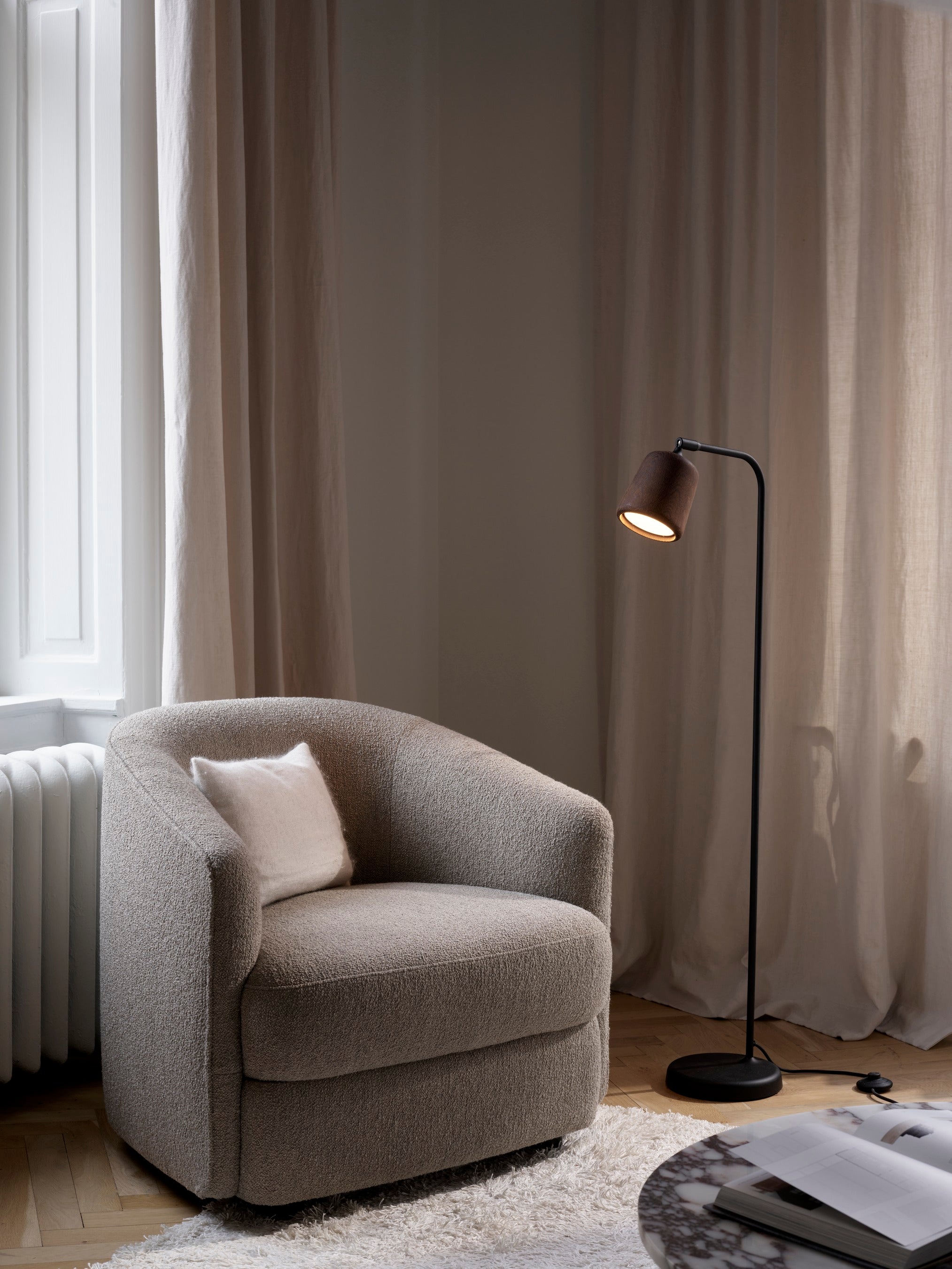 Vloerlamp MATERIAL gerookt eikenhout
