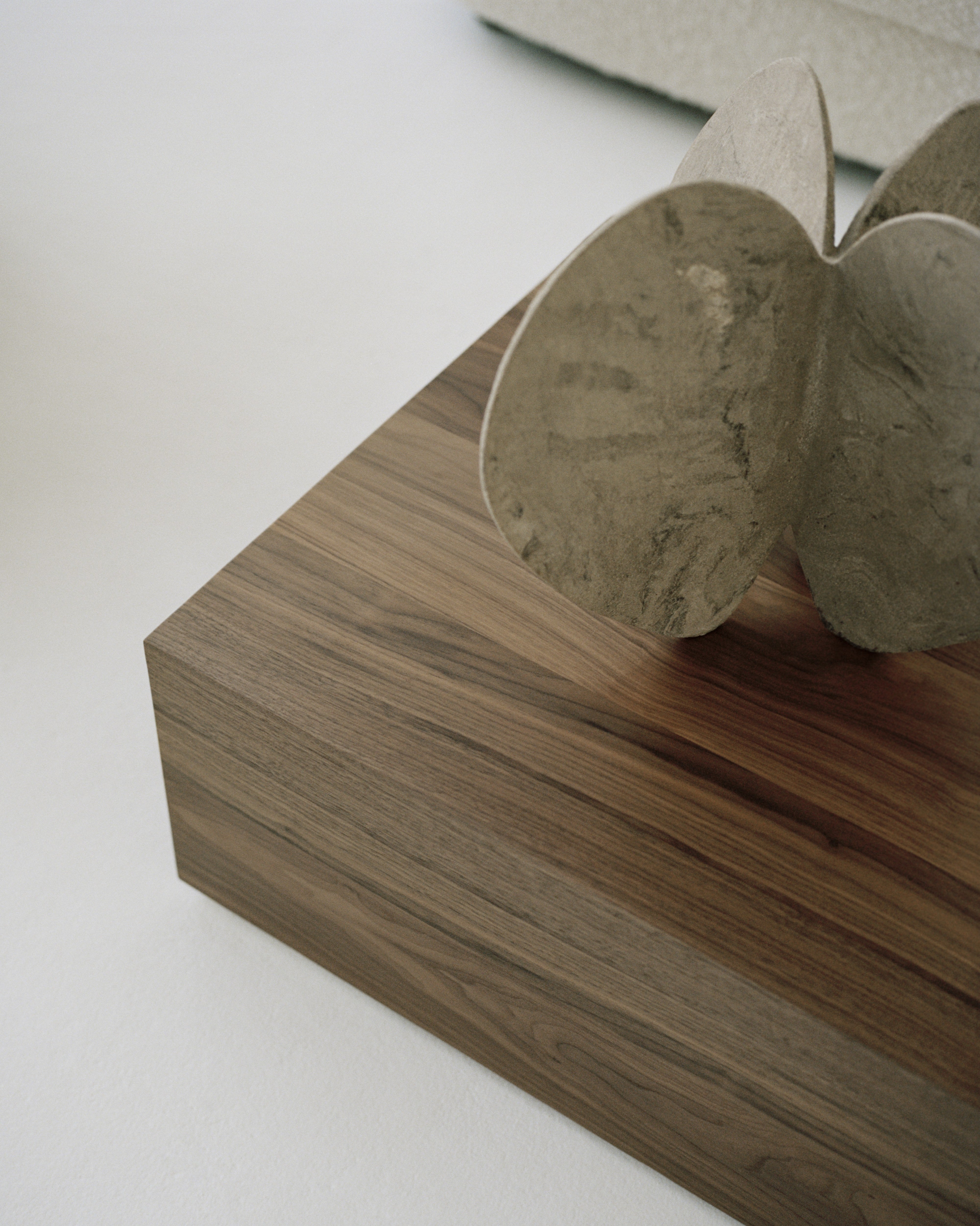 Mass veneer veneer coffee table