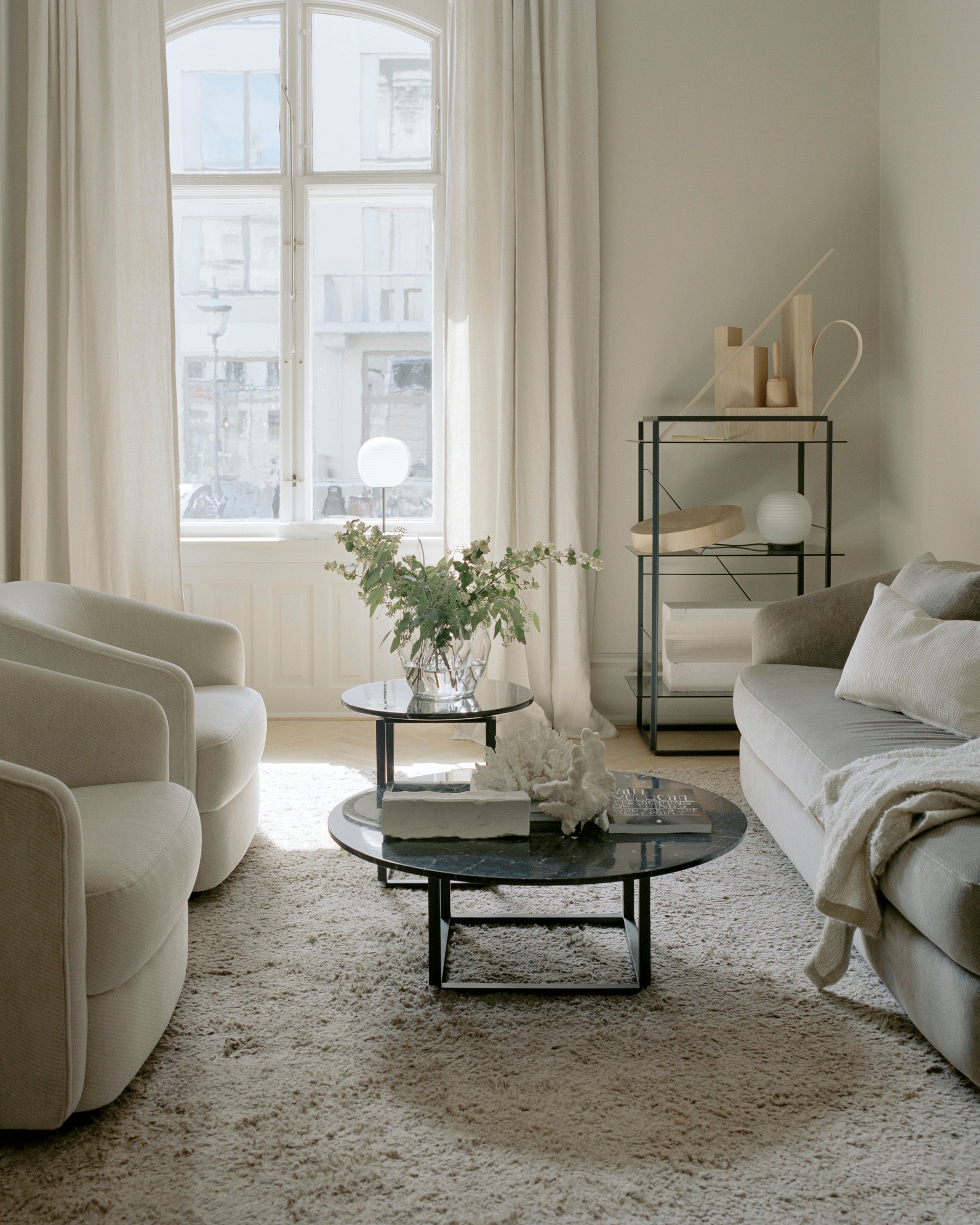 Florence Couchtisch schwarzer Marmor mit einer schwarzen Basis
