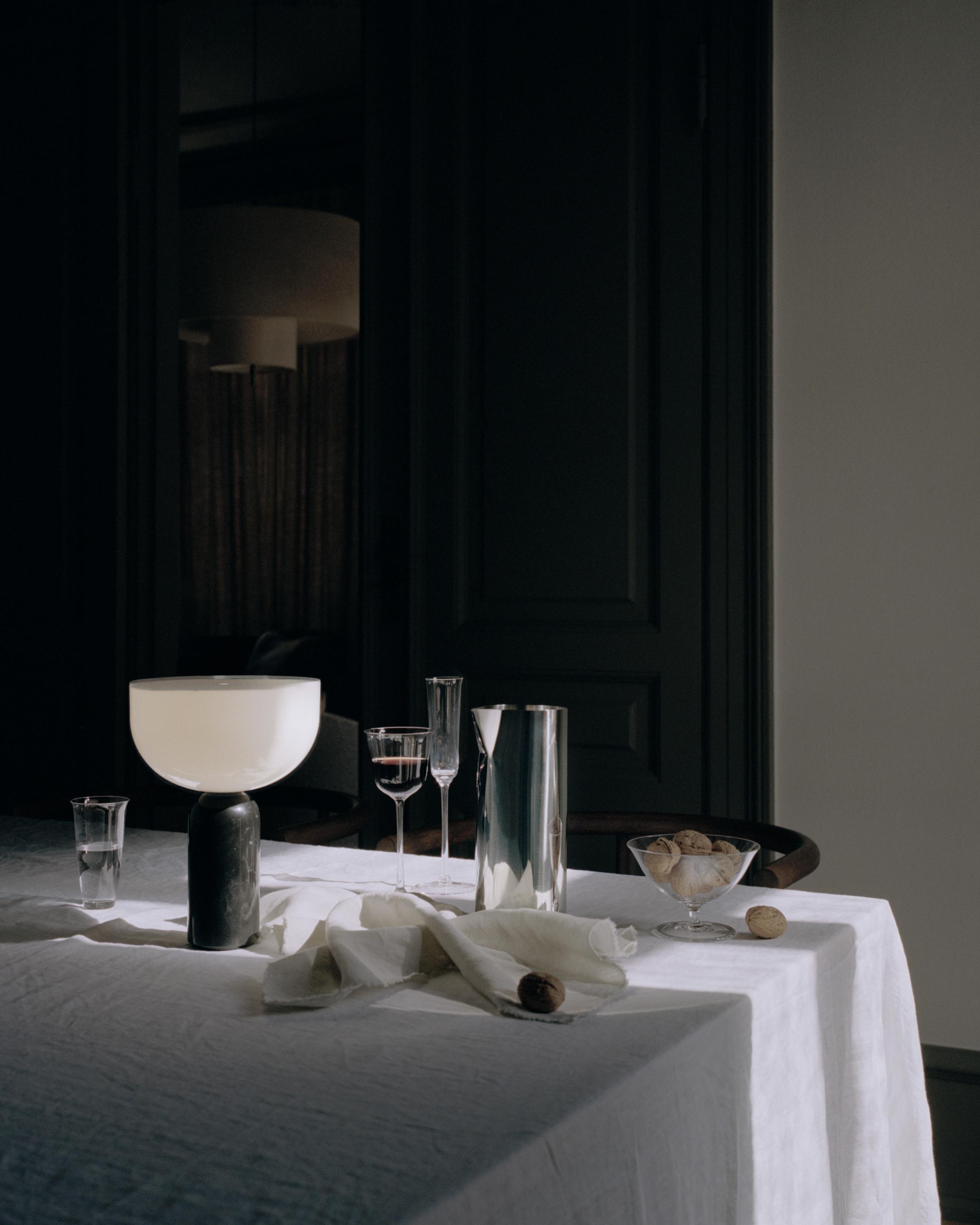 Tragbare Lampe KIZU aus schwarzem Marmor